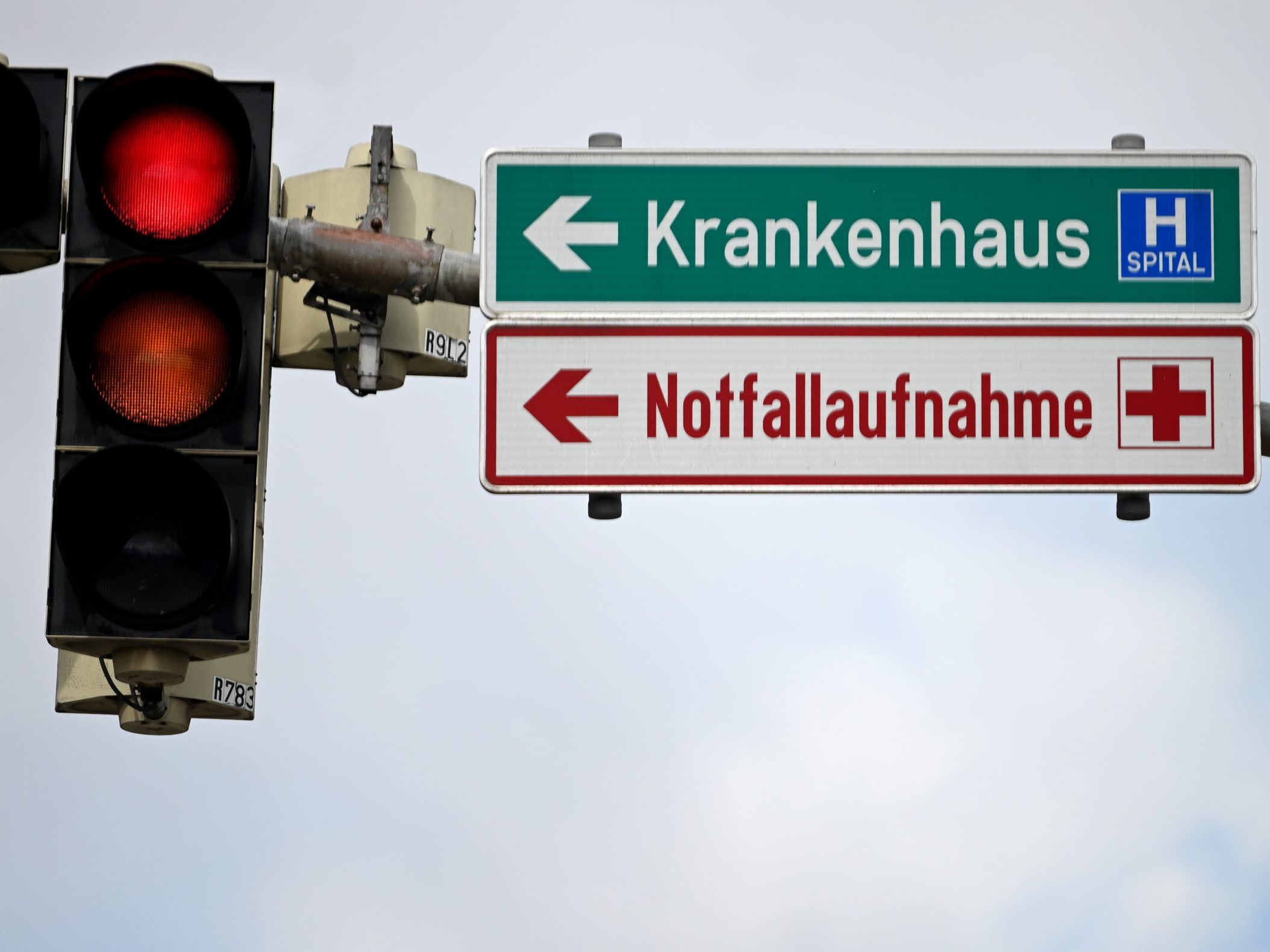 Im Bezirk Mödling wurde ein Fußgänger von einem Motorrad erfasst. Im Bezirk Mödling wurde ein Fußgänger von einem Motorrad erfasst.