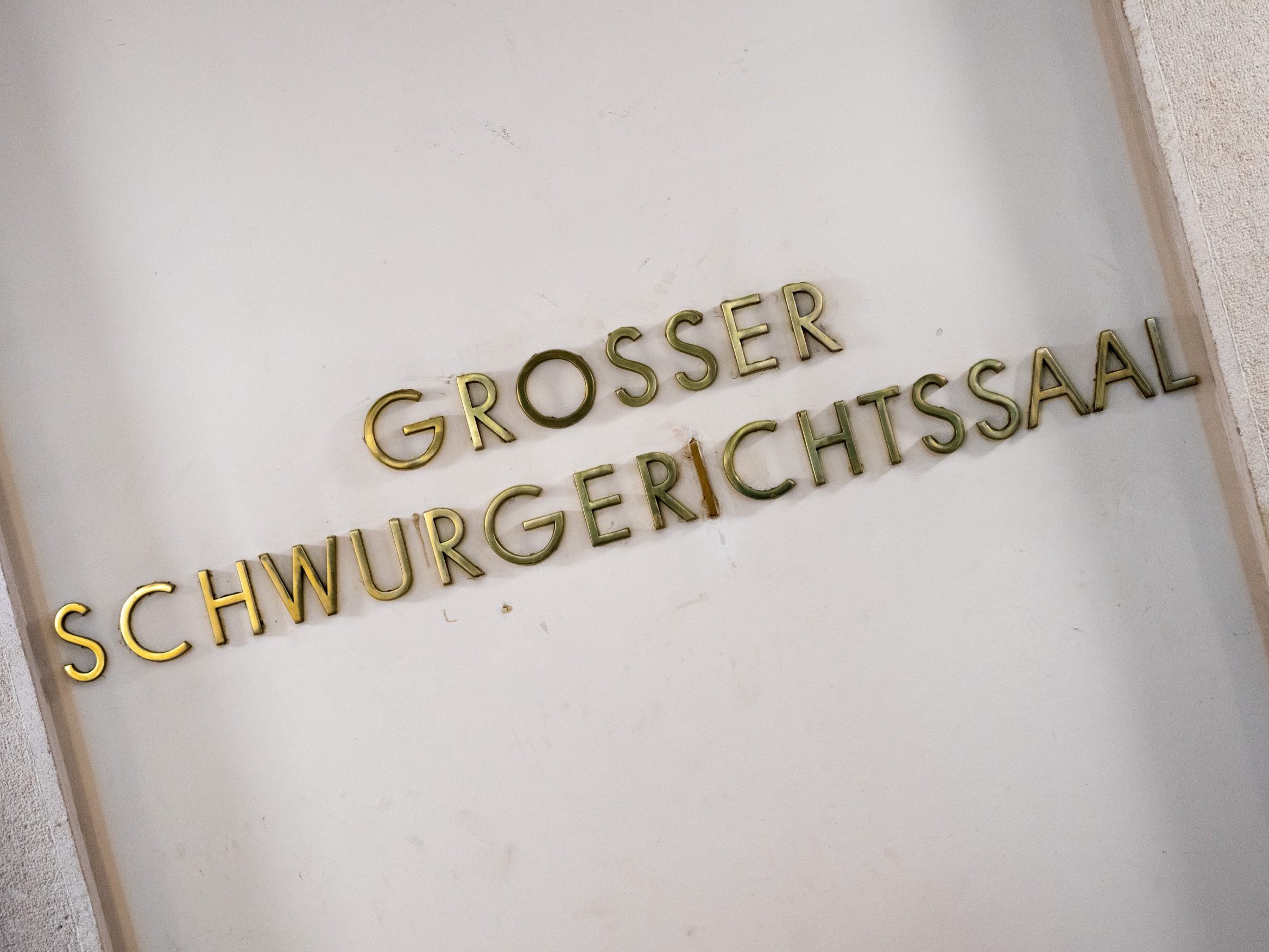 Im großen Schwurgerichtssaal stehen die Mittäter des Wien-Attentäters wieder vor Gericht.