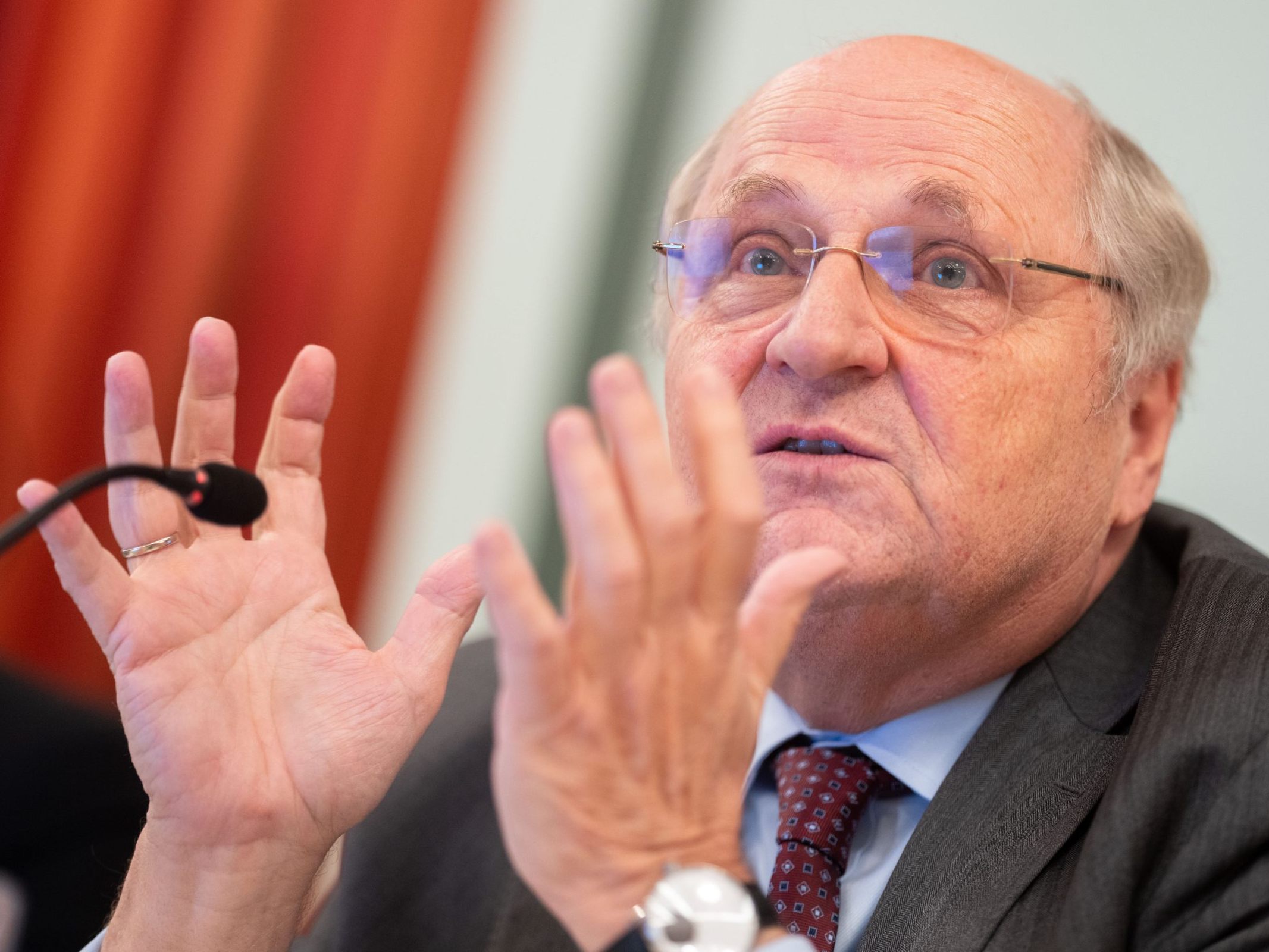 Badelt kritisiert die restriktive ÖVP-Haltung zur Staatsbürgerschaft. Badelt kritisiert die restriktive ÖVP-Haltung zur Staatsbürgerschaft.