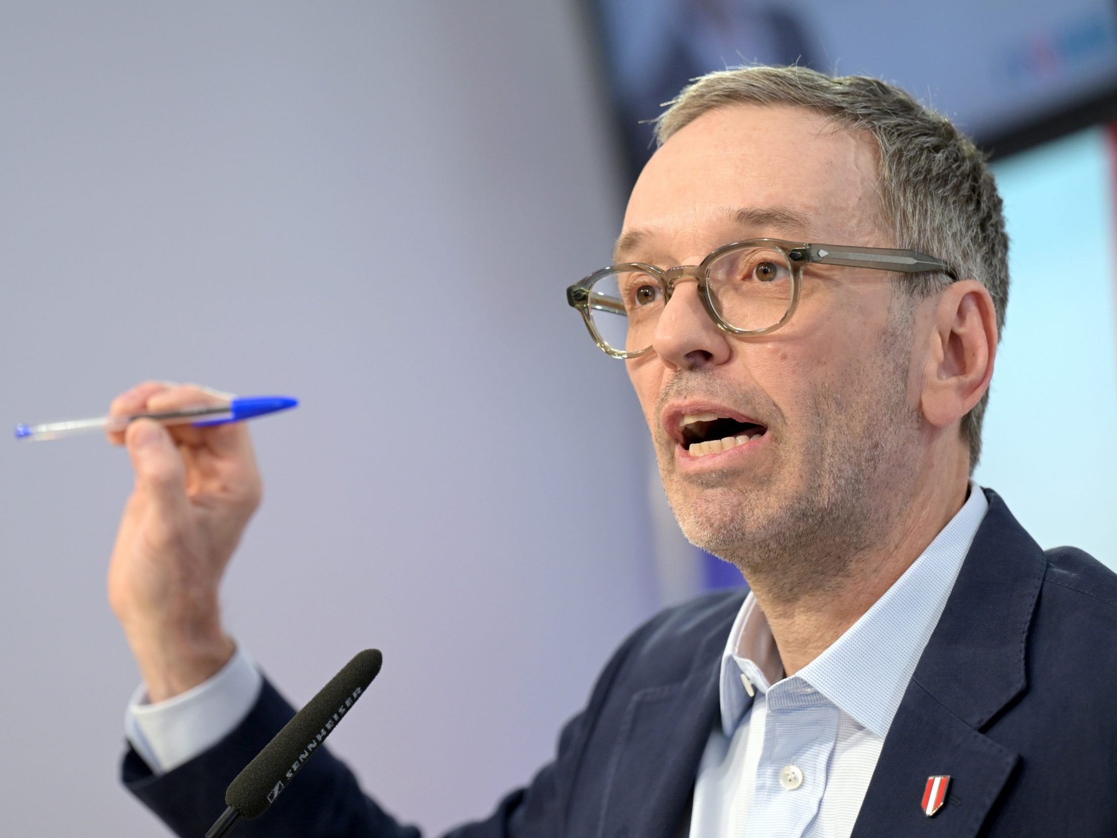 Kickl kündigte an, in der nächsten Nationalratssitzung eine Initiative zur Herabsetzung des Strafmündigkeitsalters zu starten. Kickl kündigte an, in der nächsten Nationalratssitzung eine Initiative zur Herabsetzung des Strafmündigkeitsalters zu starten.