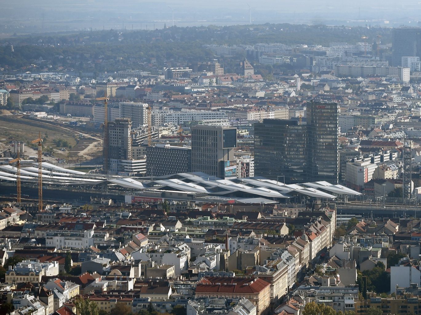 Am Wiener Hauptbahnhof kamen laut Polizei rund 350 Menschen zusammen.