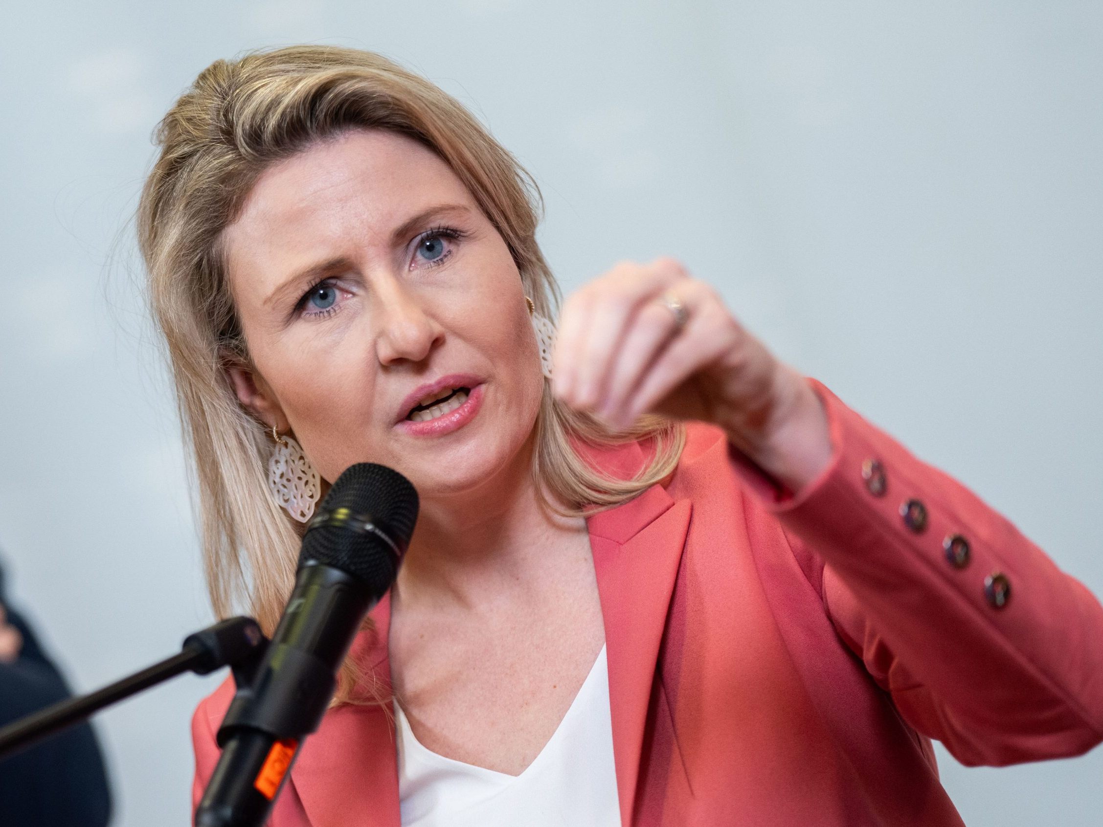 Frauenministerin Raab setzt mit einer Informationsoffensive auf Gewaltschutz.