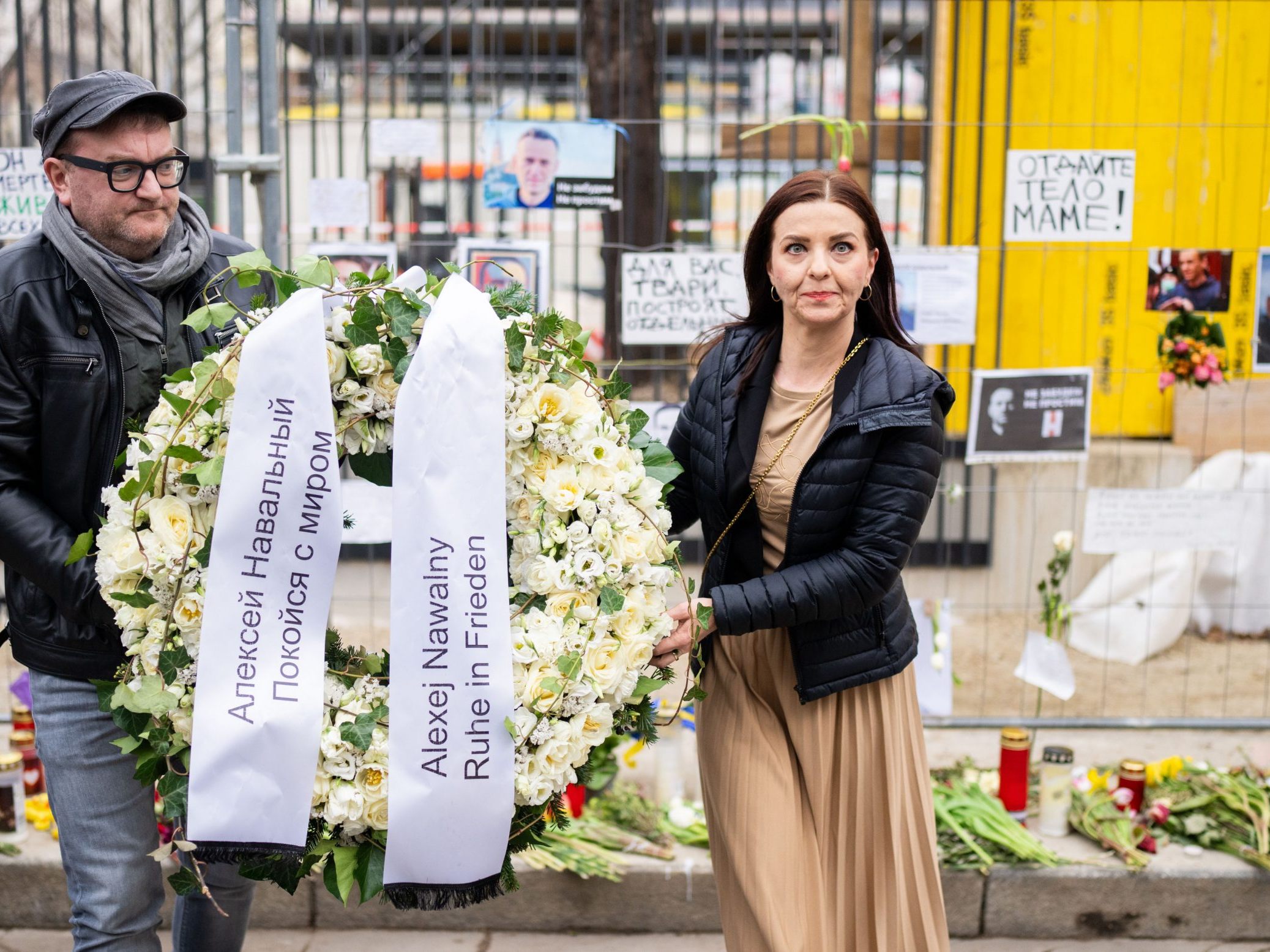 Die Nationalratsabgeordneten Markus Koza und Ewa Ernst-Dziedzic in Wien. "Alexej Nawalny Ruhe in Frieden" ist auf dem Kranz zu lesen. Die Nationalratsabgeordneten Markus Koza und Ewa Ernst-Dziedzic in Wien. "Alexej Nawalny Ruhe in Frieden" ist auf dem Kranz zu lesen.