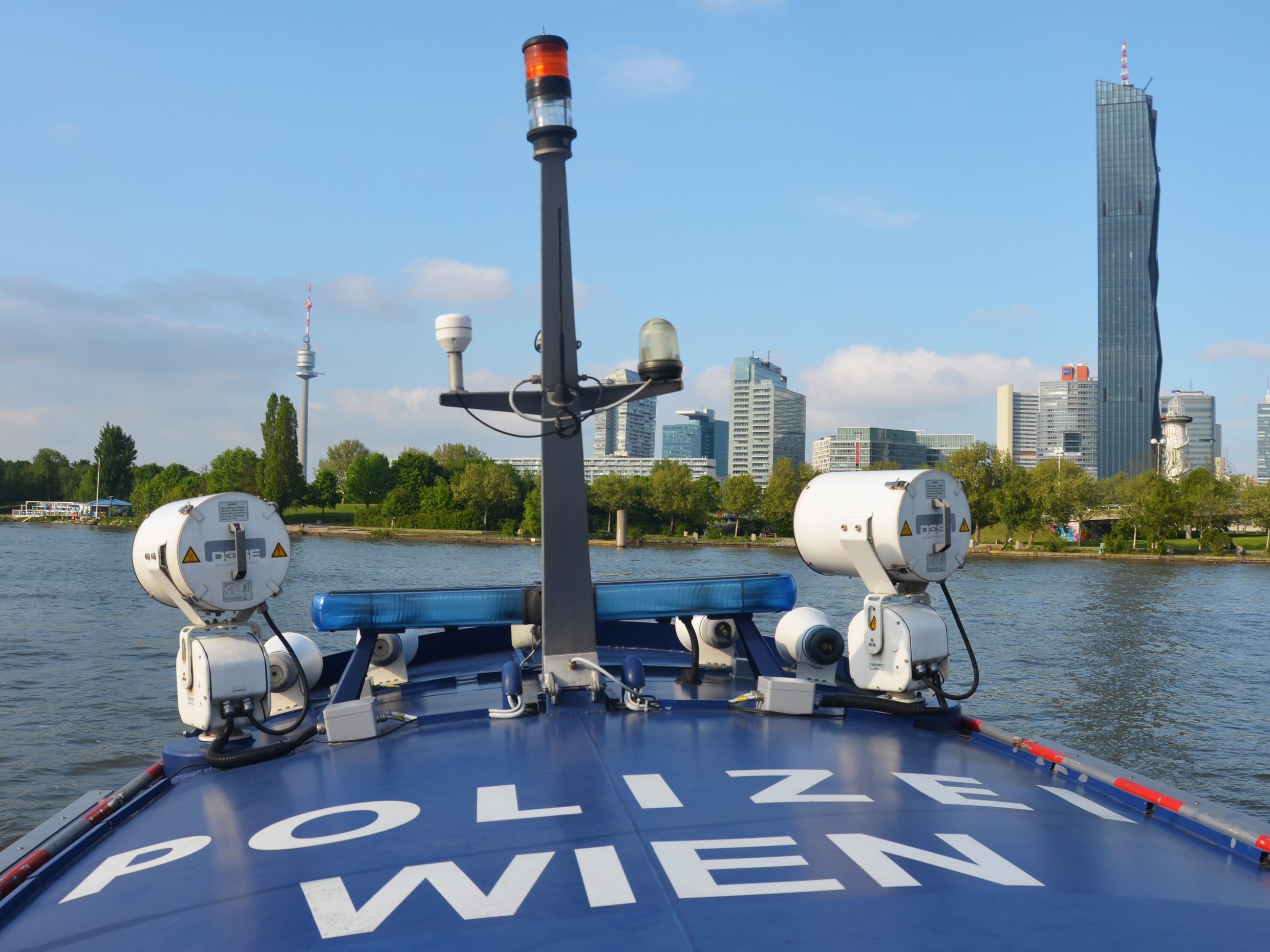 Die Wasserpolizei wurde aufgrund einer leblosen Person im Wasser alarmiert. Die Wasserpolizei wurde aufgrund einer leblosen Person im Wasser alarmiert.