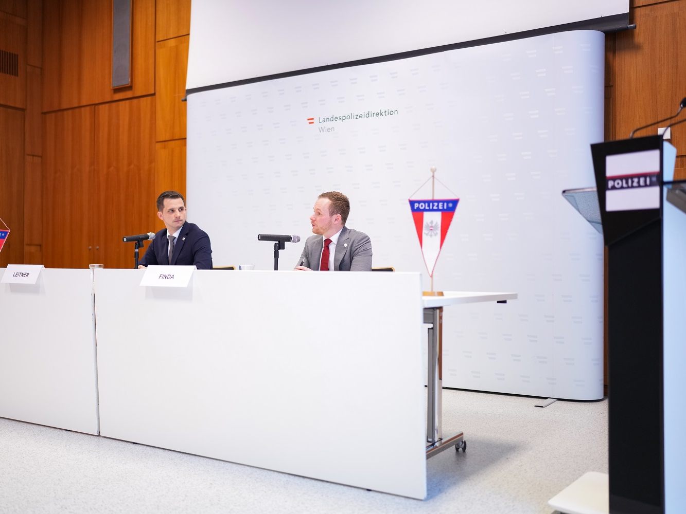 Bezirksinspektor Manuel Leitner und Major Florian Finda bei einer Pressekonferenz der Wiener Polizei.