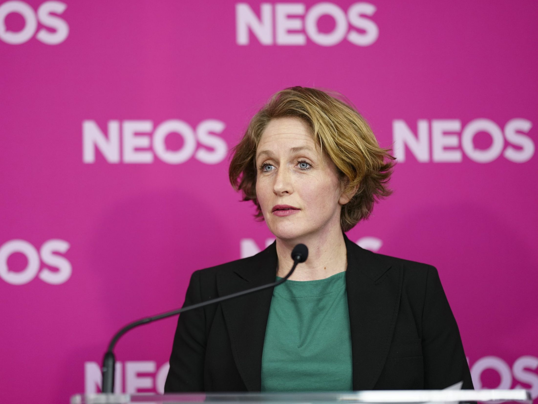 Die NEOS fordern von der Regierung Antworten.