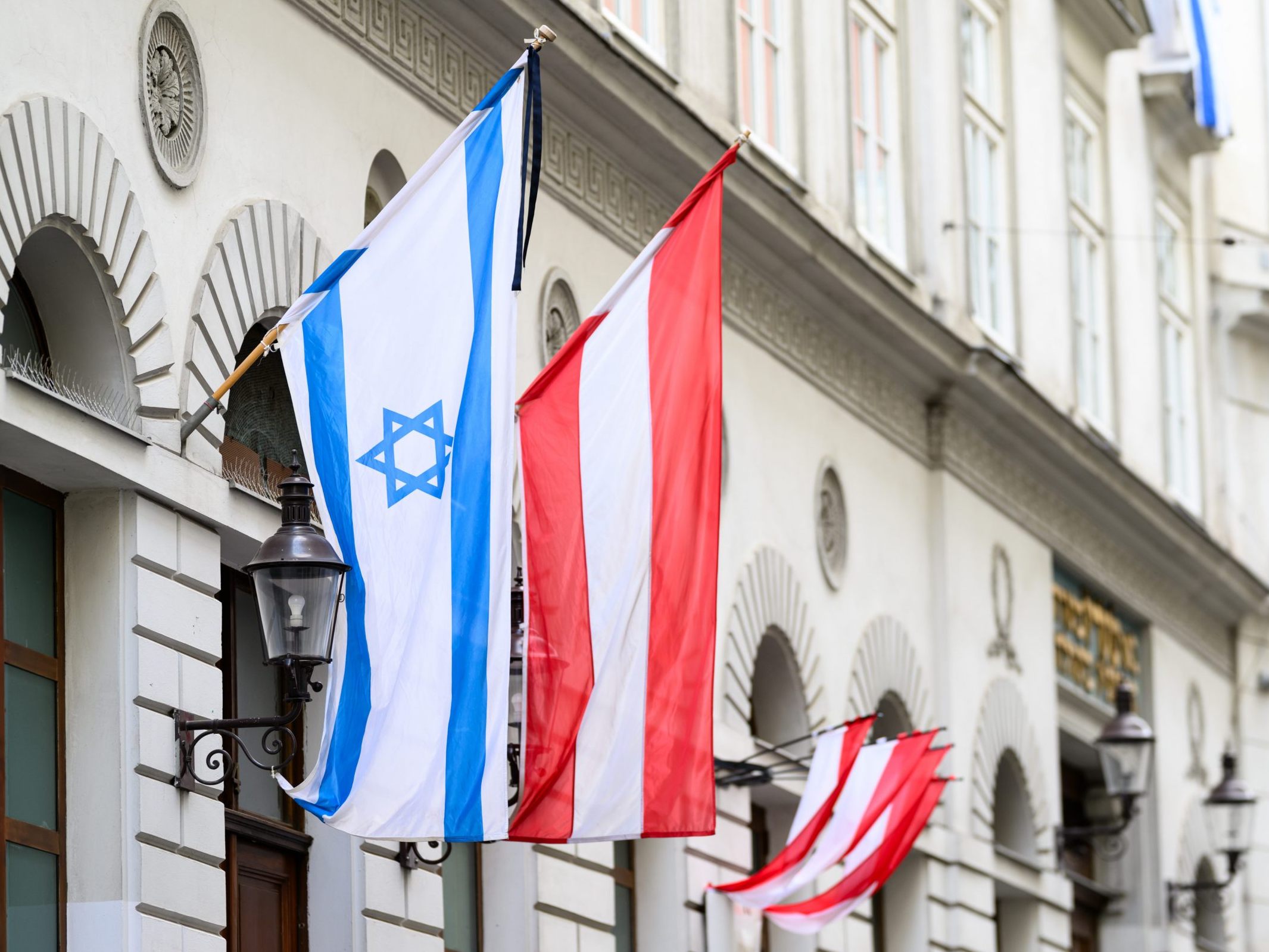 Die israelische Fahne am Stadttempel war Ziel einer Attacke.