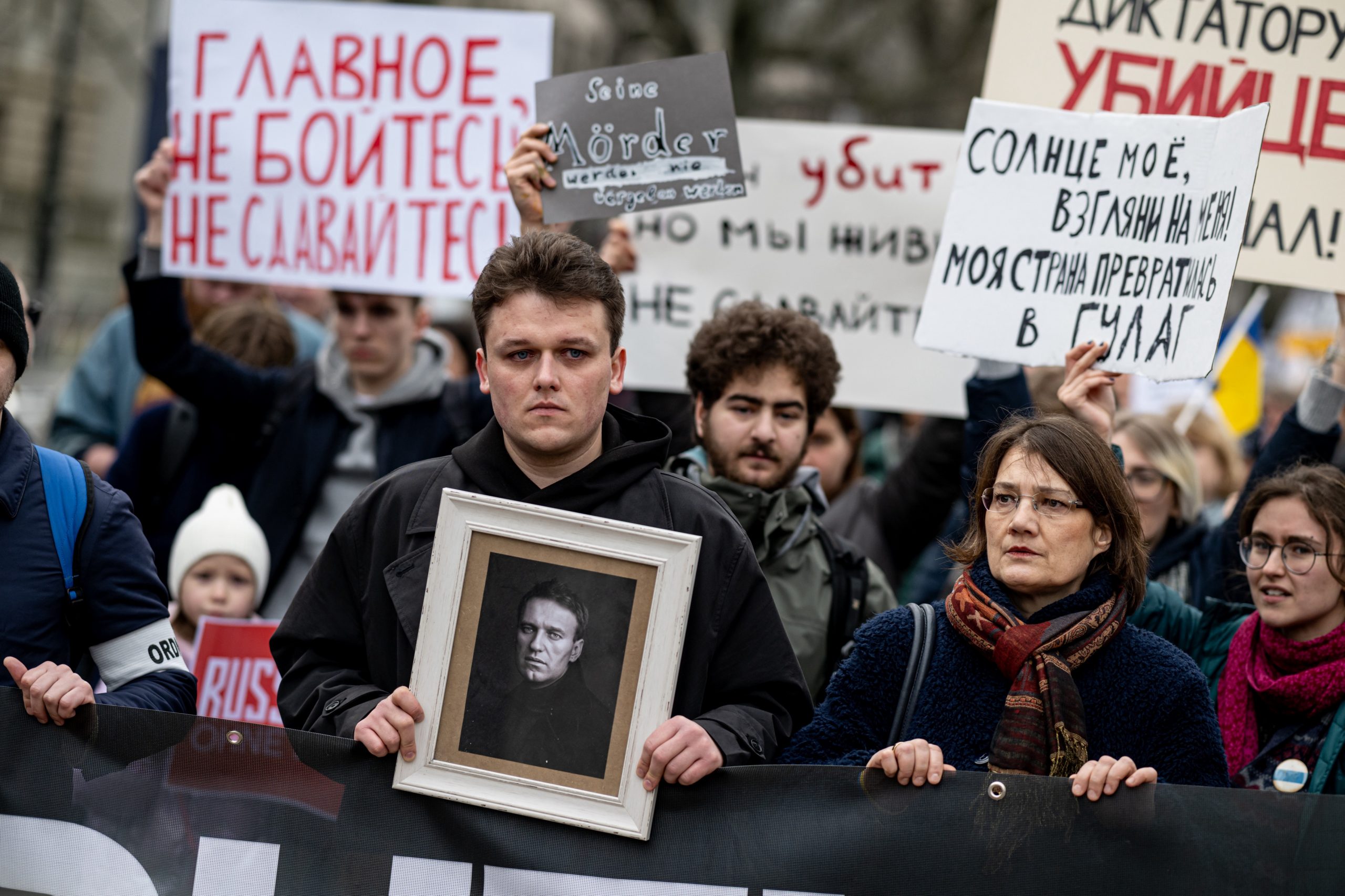 Menschen demonstrieren nach dem Tod des Regimekritikers Nawalny gegen die russische Regierung vor der russischen Botschaft in Berlin-Mitte. Menschen demonstrieren nach dem Tod des Regimekritikers Nawalny gegen die russische Regierung vor der russischen Botschaft in Berlin-Mitte.