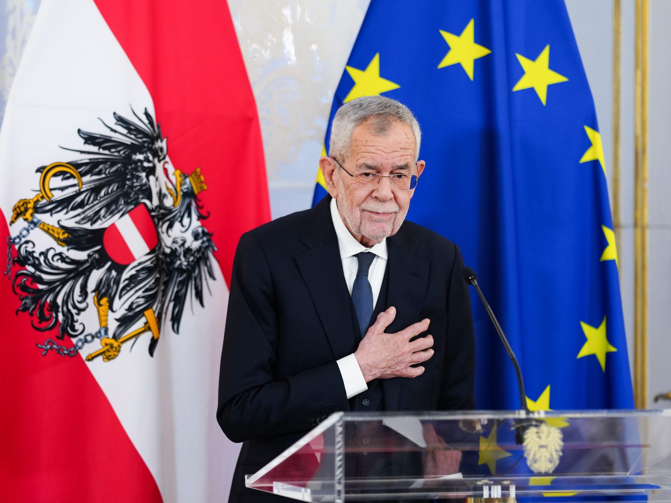 "Es ist gut, dass Sie die Tradition von Begegnung und Austausch fortführen", sagte VdB am Donnerstag zu den Nachfahren von vor den Nazis geflohenen Jüdinnen und Juden. "Es ist gut, dass Sie die Tradition von Begegnung und Austausch fortführen", sagte VdB am Donnerstag zu den Nachfahren von vor den Nazis geflohenen Jüdinnen und Juden.