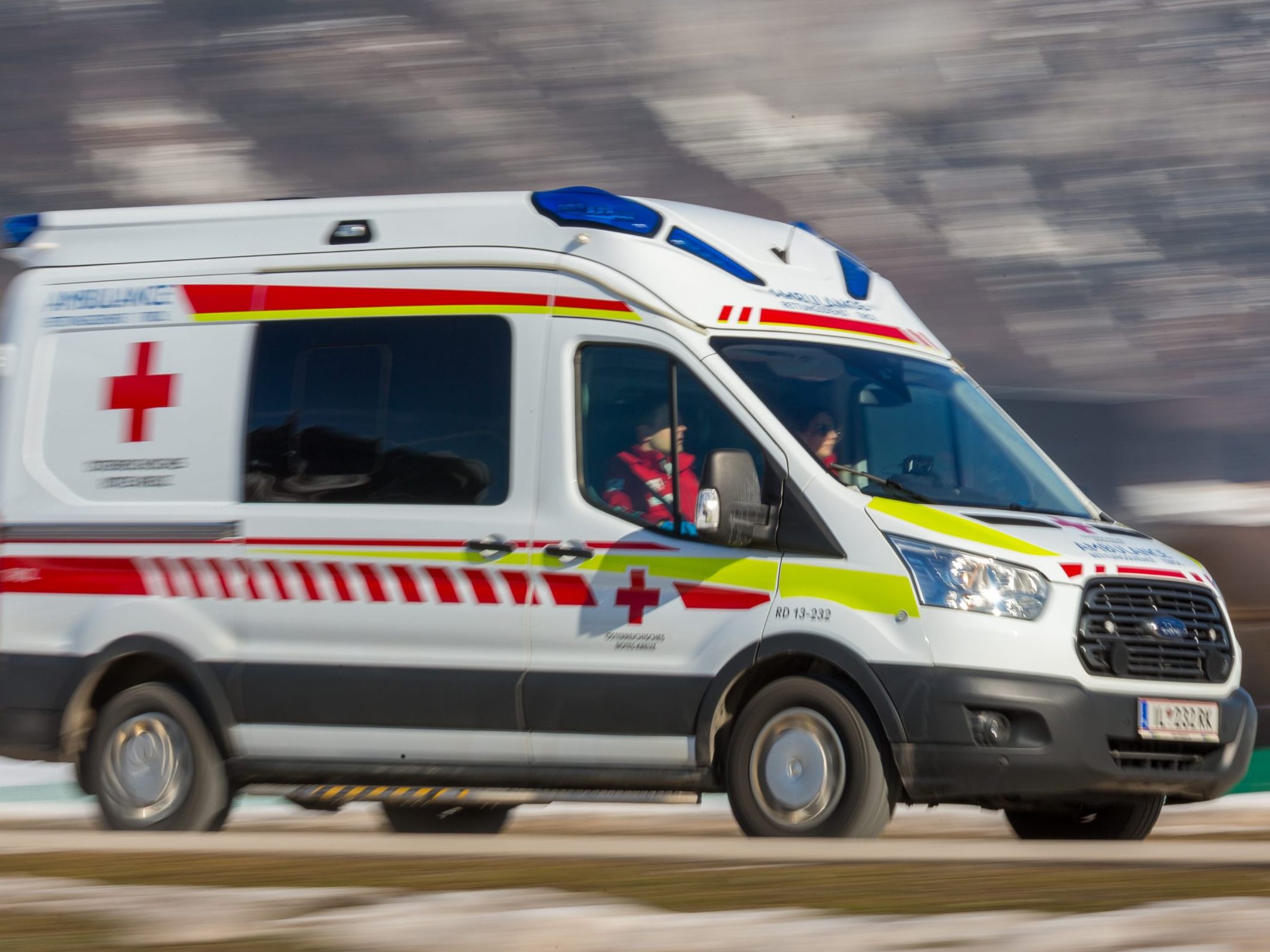 Alko-Lenker und Beifahrer wurden ins Krankenhaus gebracht.