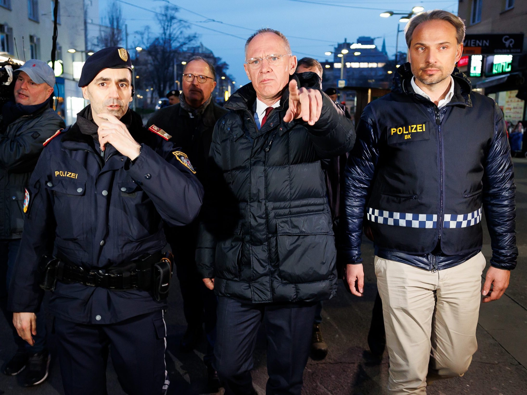 Gerhard Karner war bei Polizeiaktion gegen Jugendkriminalität in Favoriten.