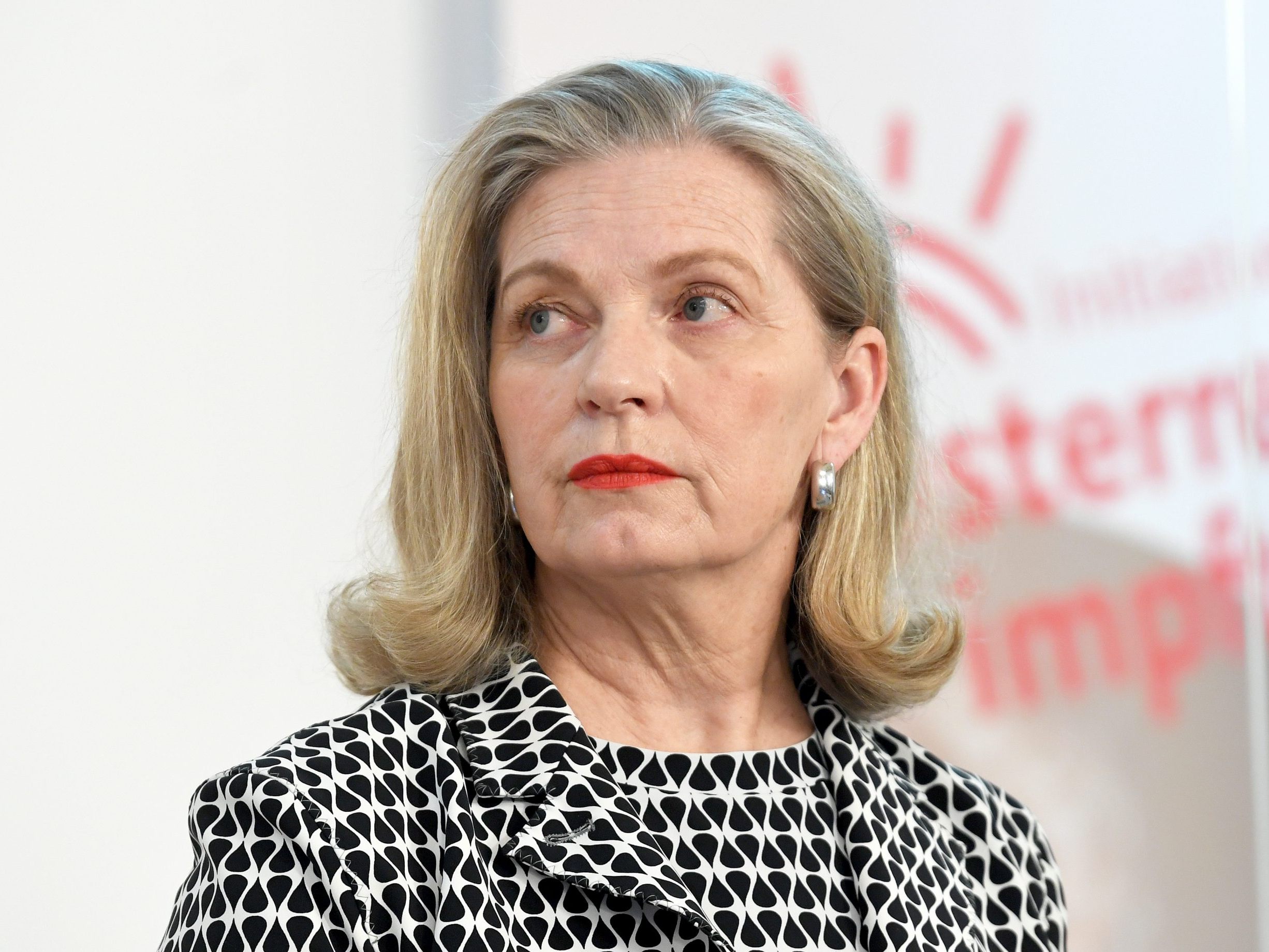 Mursch-Edlmayr, Präsidentin der Österreichischen Ärztekammer, meint die Apotheken wurden bei der aktuellen Gesundheitsreform vergessen. Mursch-Edlmayr, Präsidentin der Österreichischen Ärztekammer, meint die Apotheken wurden bei der aktuellen Gesundheitsreform vergessen.