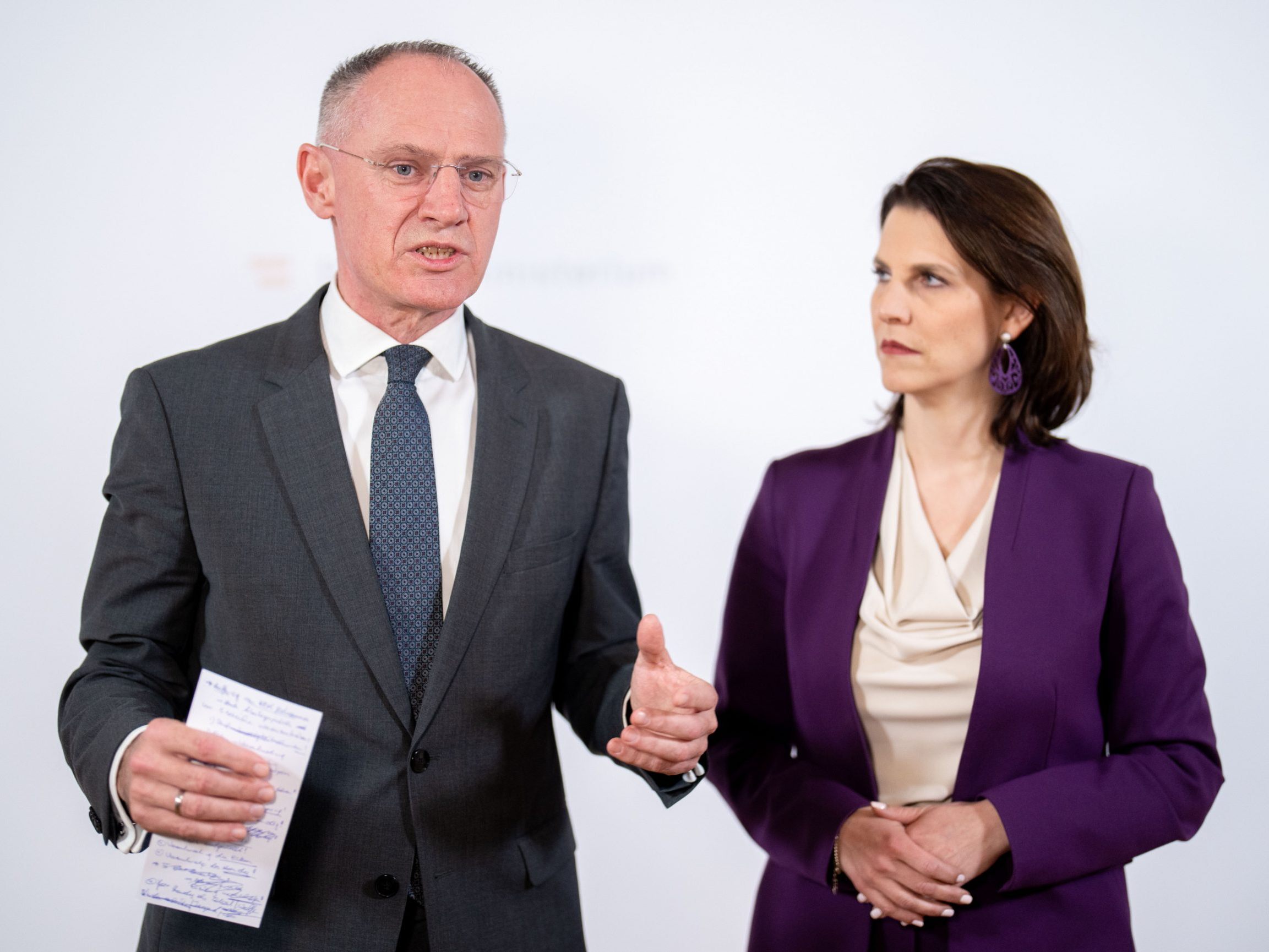 Innenminister Karner neben Verfassungsministerin Edtstadler.