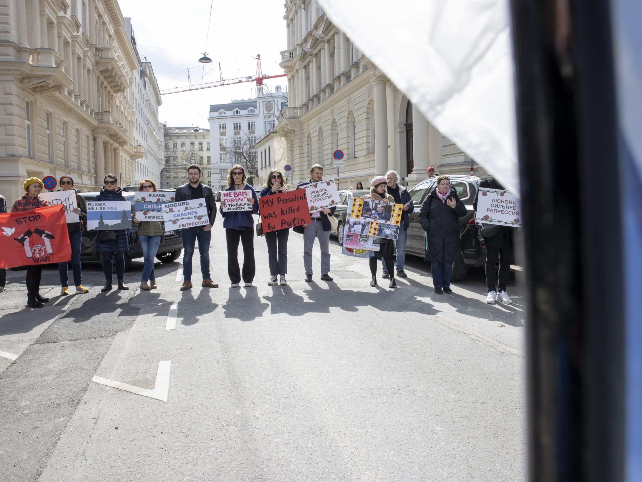 Stiller und lauter Protest bei den russischen Wahlen in Wien.