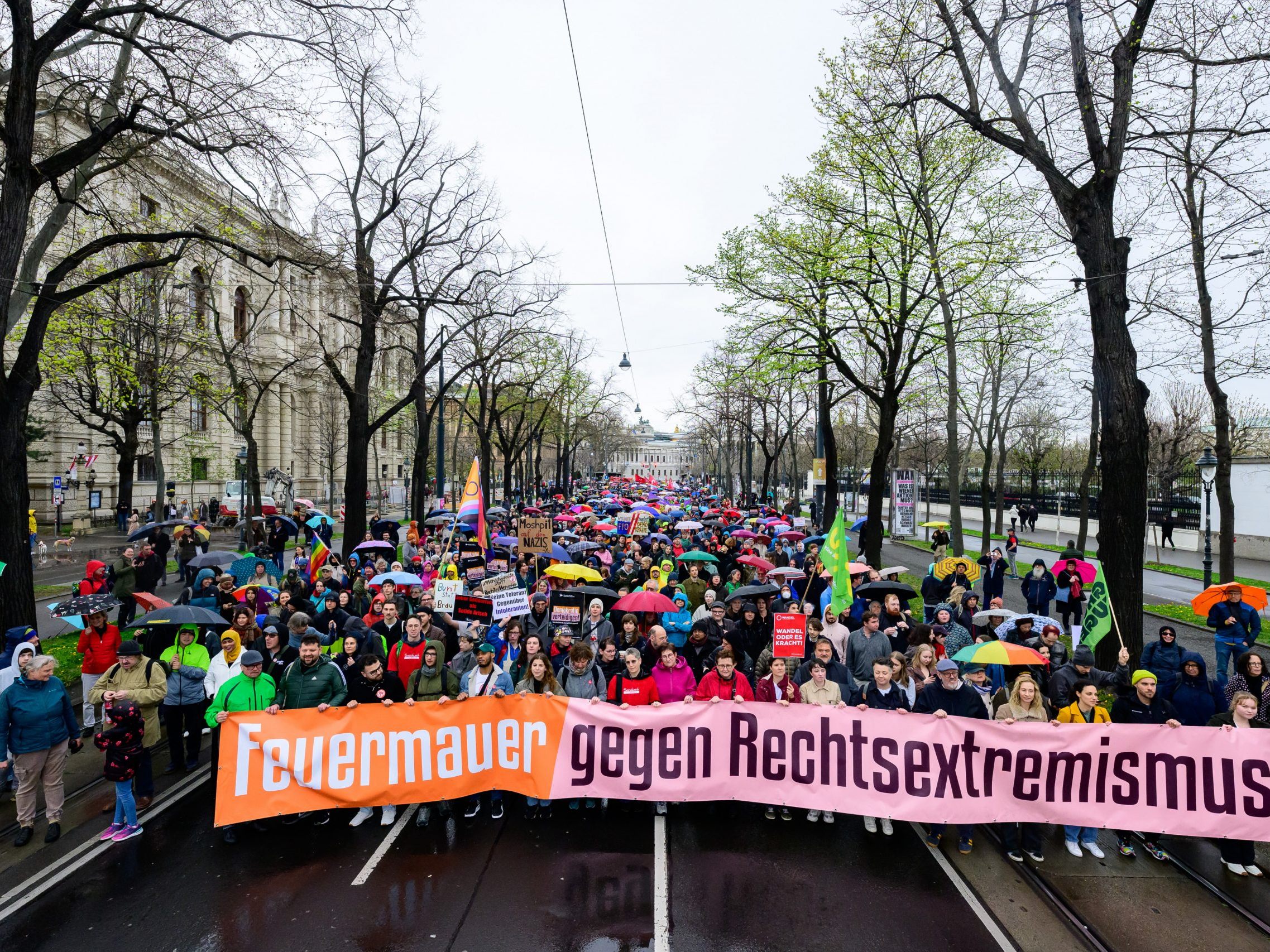 Am Samstag wurde in Wien wieder gegen Rechtsextremismus demonstriert. Am Samstag wurde in Wien wieder gegen Rechtsextremismus demonstriert.