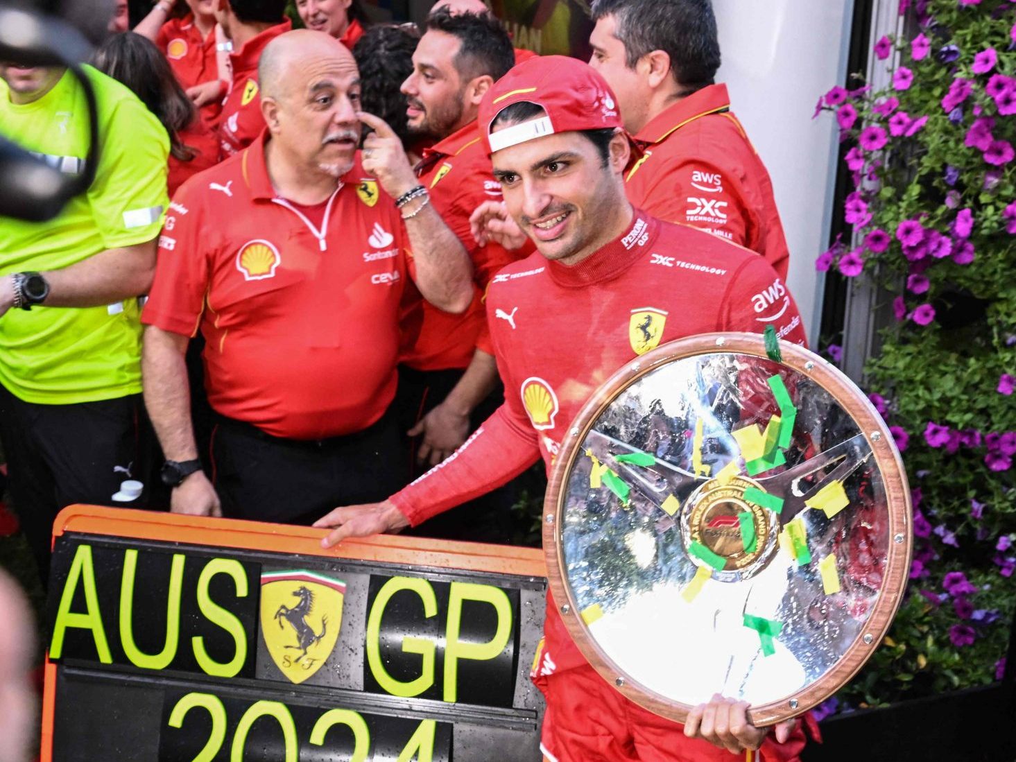 Carlos Sainz gewinnt den Grand Prix in Melbourne.