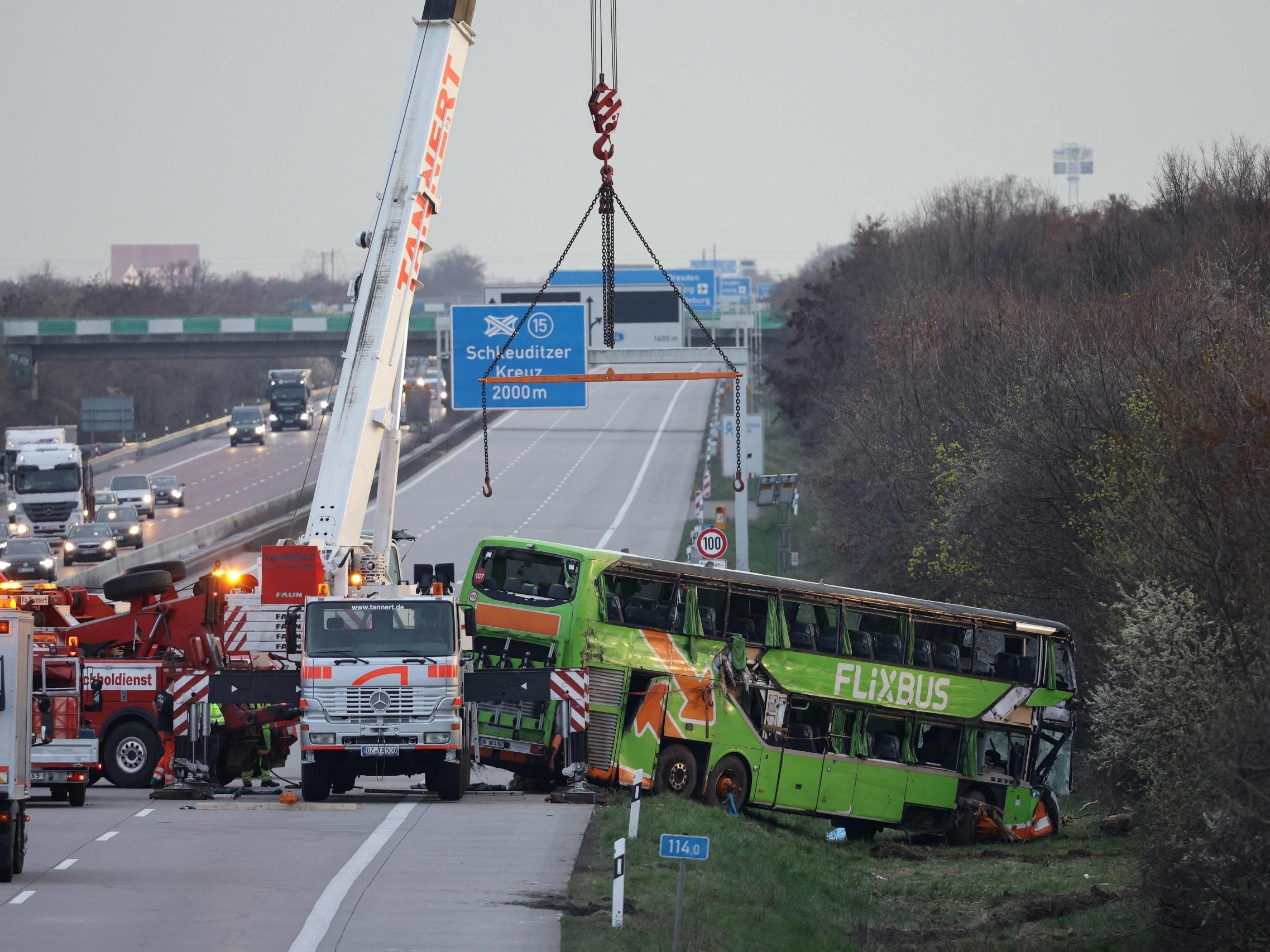 Schwerer Busunfall auf A9: Bergungsarbeiten laufen. Schwerer Busunfall auf A9: Bergungsarbeiten laufen.
