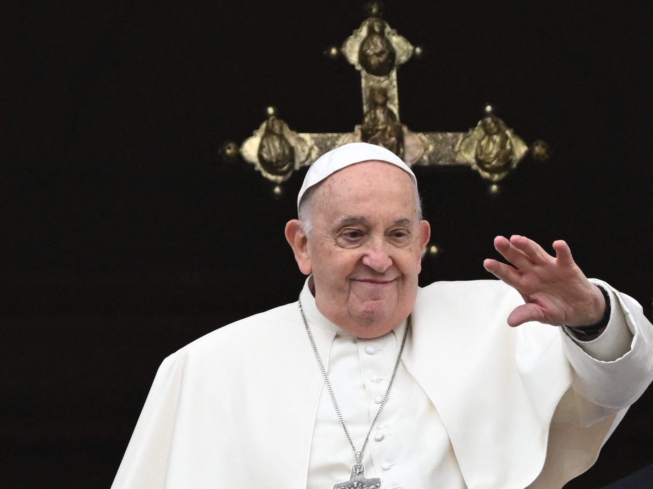 or zehntausenden Menschen hat Papst Franziskus am Ostersonntag auf dem Petersplatz in Rom den Segen "Urbi et Orbi" ("der Stadt und dem Erdkreis") erteilt. or zehntausenden Menschen hat Papst Franziskus am Ostersonntag auf dem Petersplatz in Rom den Segen "Urbi et Orbi" ("der Stadt und dem Erdkreis") erteilt.