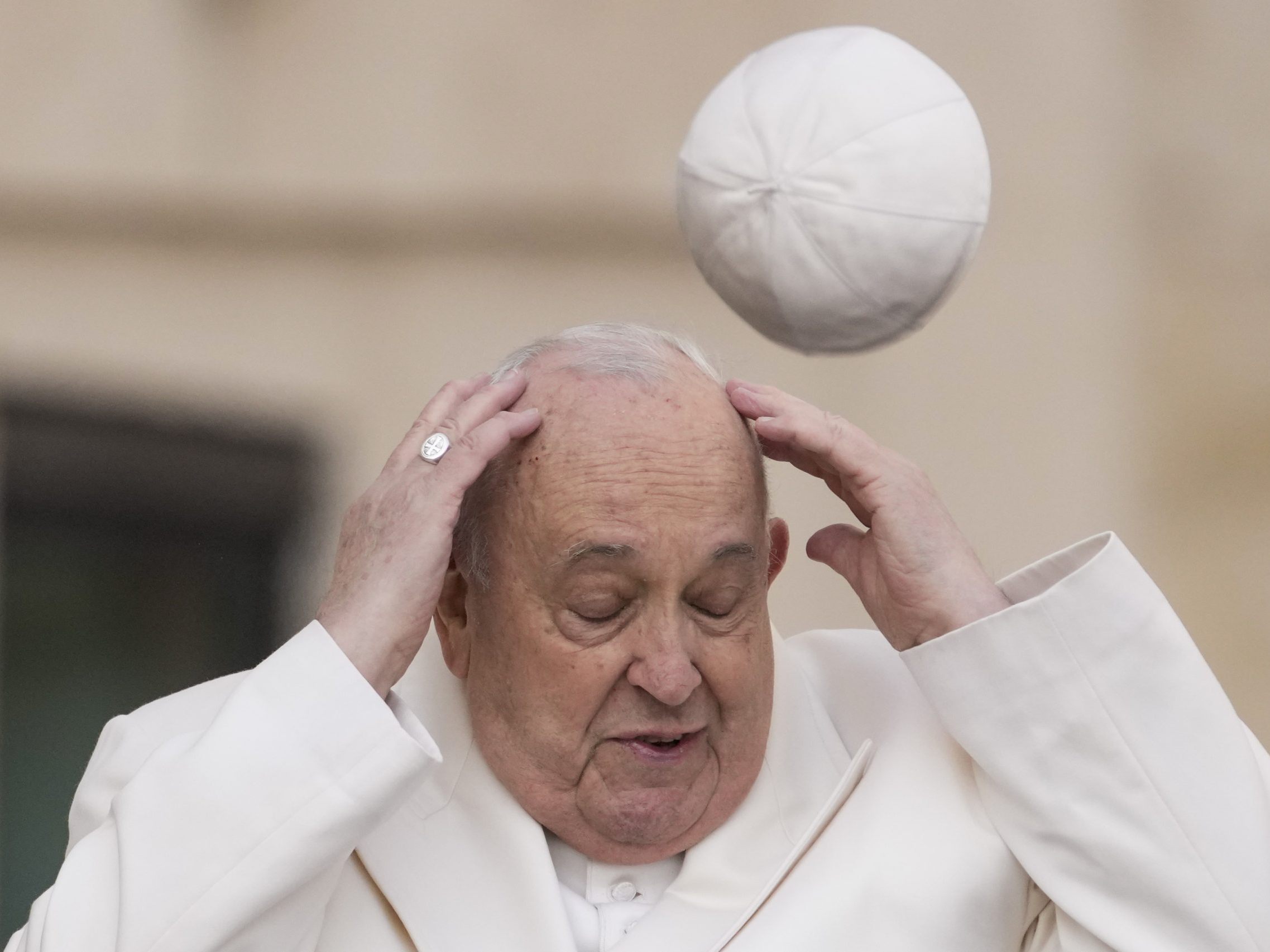 Der Papst wurde Opfer einer hinterhältigen Windböe.