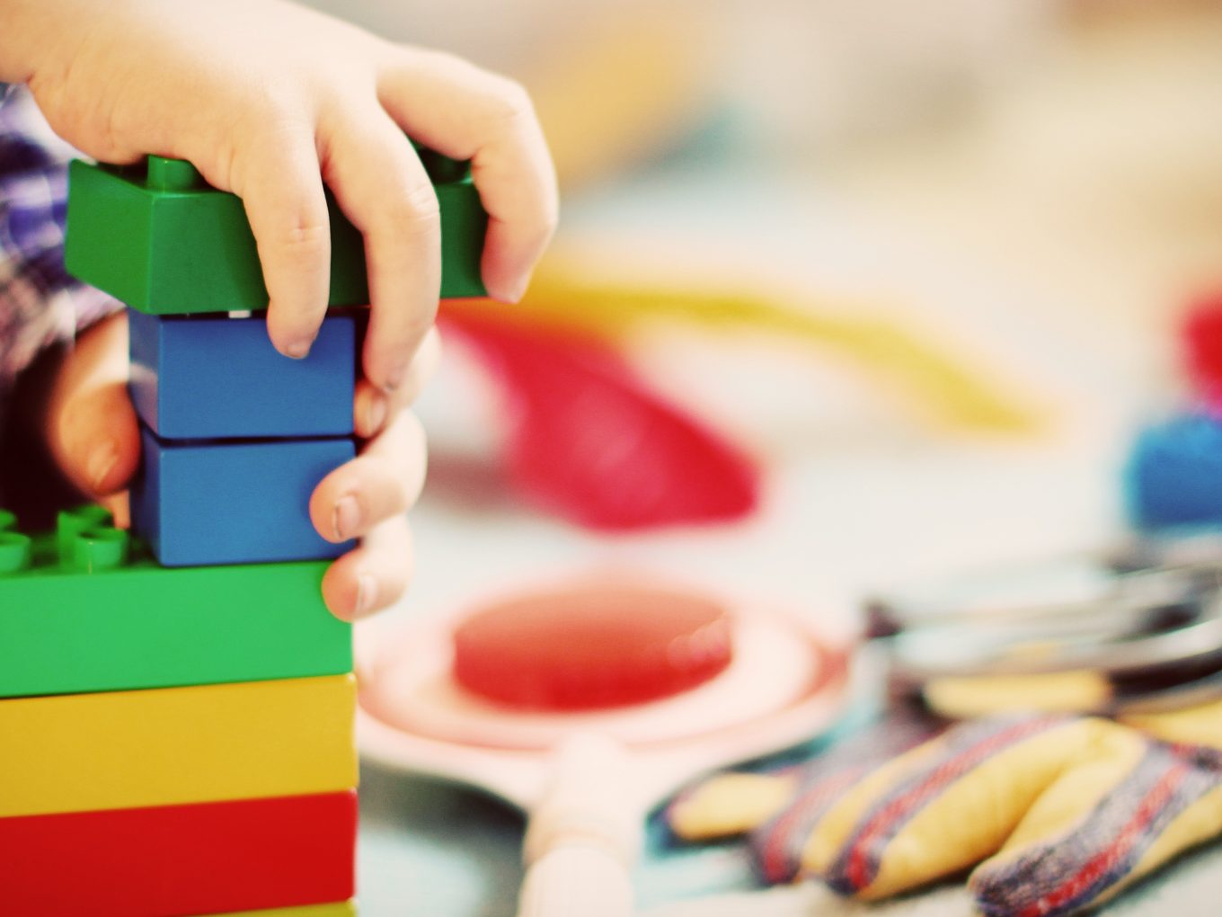 Fünf von 13 Holzspielzeugen sind mit Schadstoffen belastet.