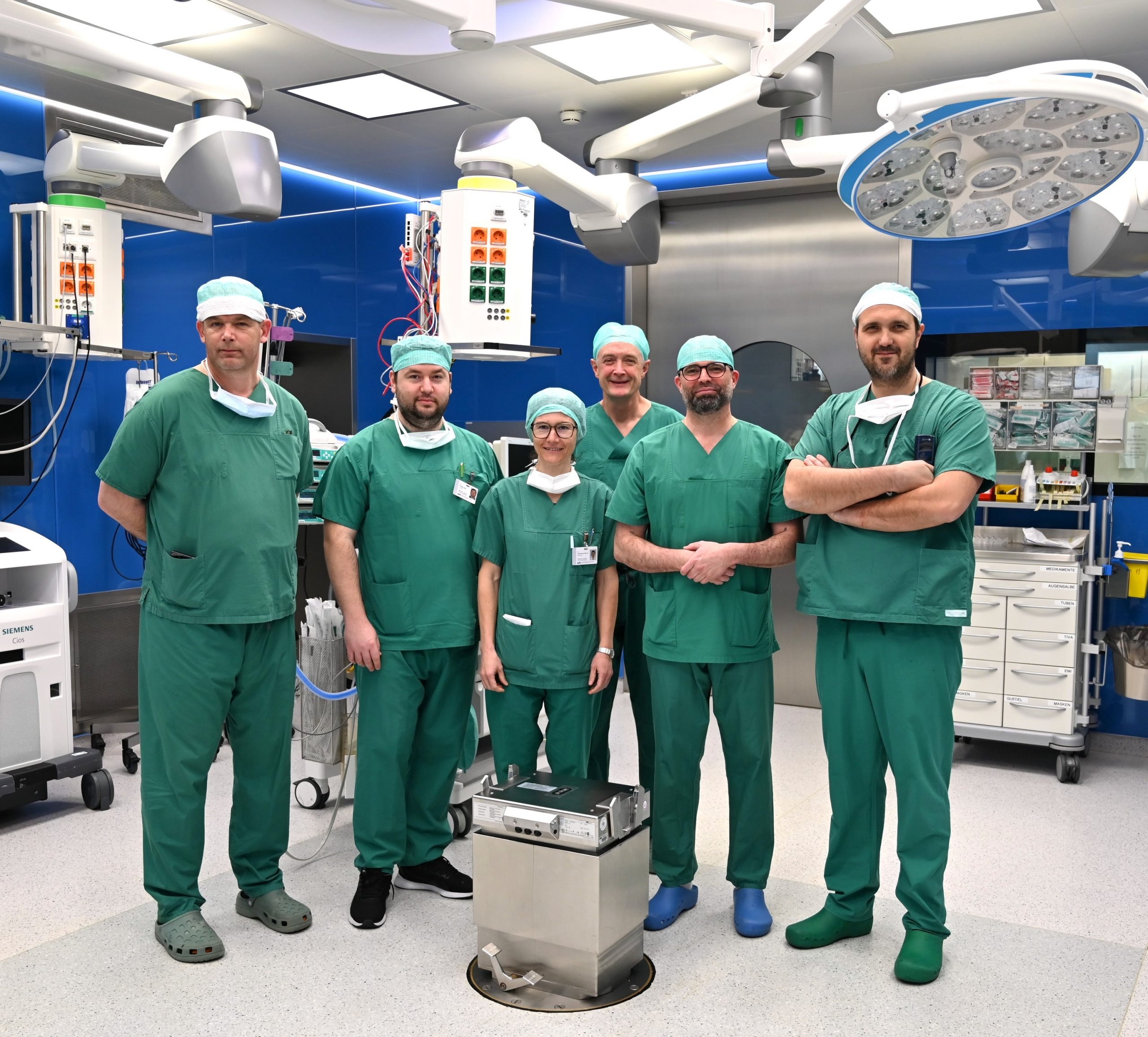 Ärztliches Team der Thoraxchirurgie (v. l.: OA Dr. Nikolaus Hübl, OA Dr. Vebi Hodja, OÄ Dr. Stephanie Rauch, Geschäftsführender OA Dr. Martin Möschel, OA Dr. Vebi Hodja, Prim. Prof. Dr. Ingmar Königsrainer, Bereichsleitender OA Dr. Paolo Girotti) Ärztliches Team der Thoraxchirurgie (v. l.: OA Dr. Nikolaus Hübl, OA Dr. Vebi Hodja, OÄ Dr. Stephanie Rauch, Geschäftsführender OA Dr. Martin Möschel, OA Dr. Vebi Hodja, Prim. Prof. Dr. Ingmar Königsrainer, Bereichsleitender OA Dr. Paolo Girotti)