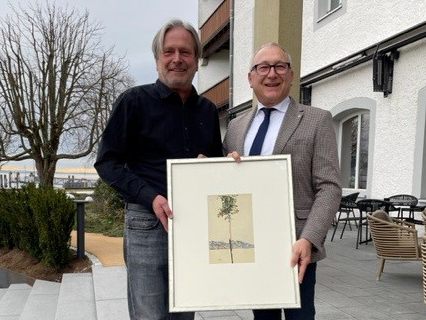 Bürgermeister Frank Matt überreichte Miteigentümer Gerhard Rauch das Schiele-Bild. Auf Schieles Gemälde „Little Tree“ sind der Pfänder (links) und die Staufenspitze (rechts) zu sehen.