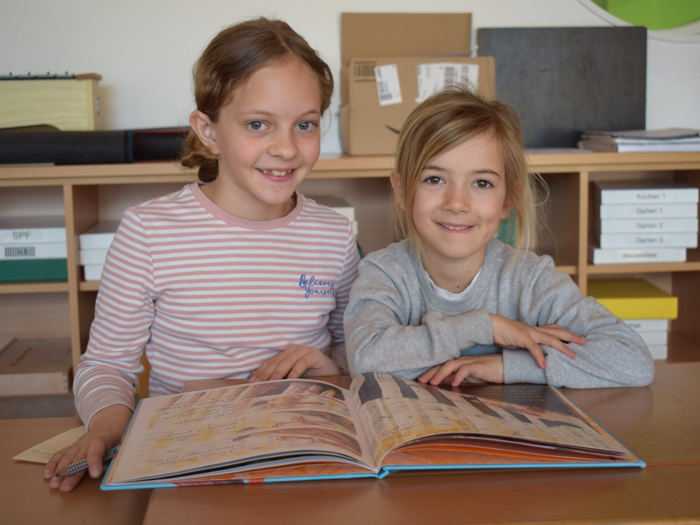 Interessiert hörten sich Luisa und Hannah-Rosa beim Vorlesen gegenseitig zu.