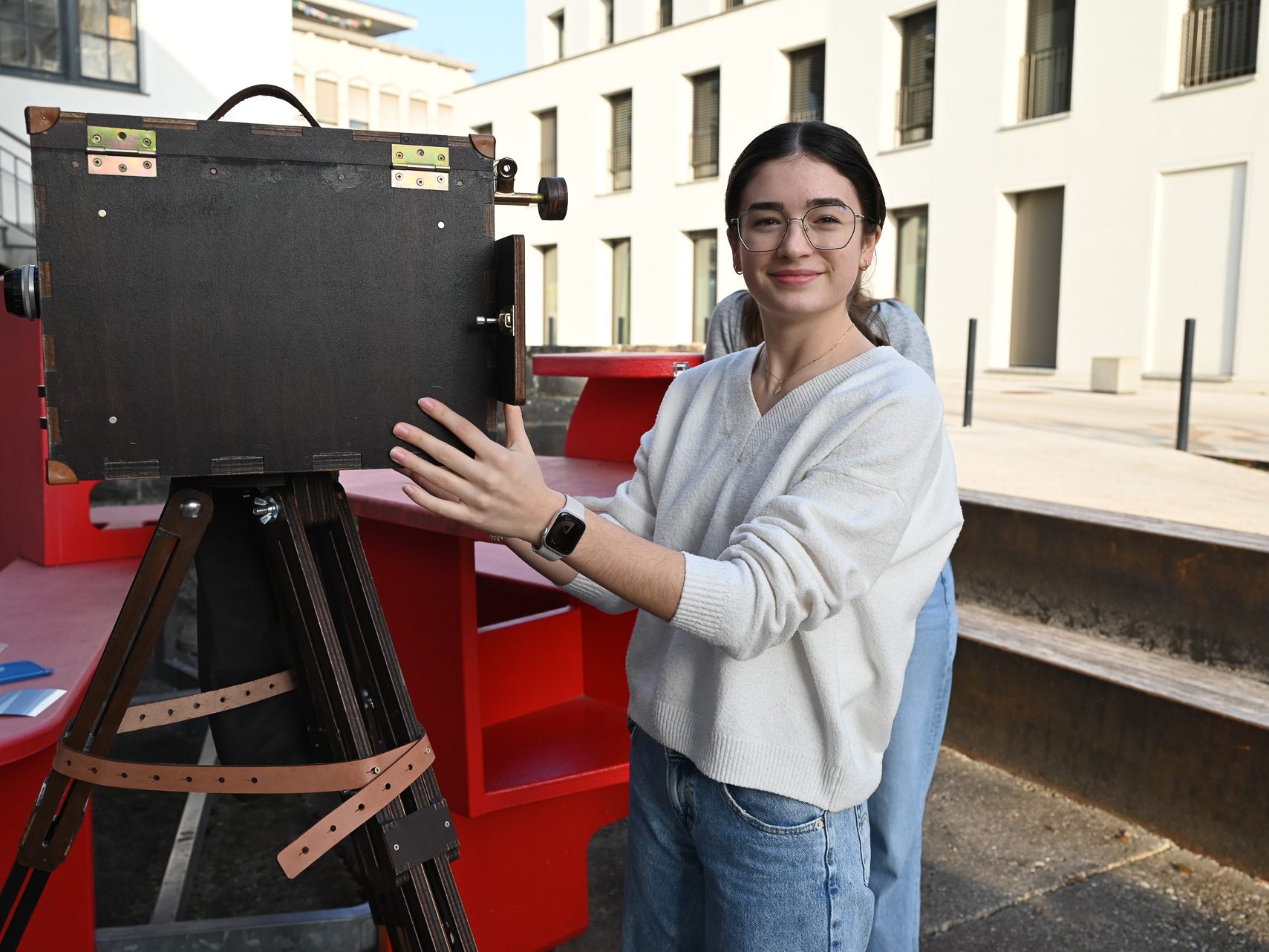 Nadja Unger ist eine von sechs Schülern, die im Zuge des Wahlpflichtfaches das analoge Fotografieren lernt.