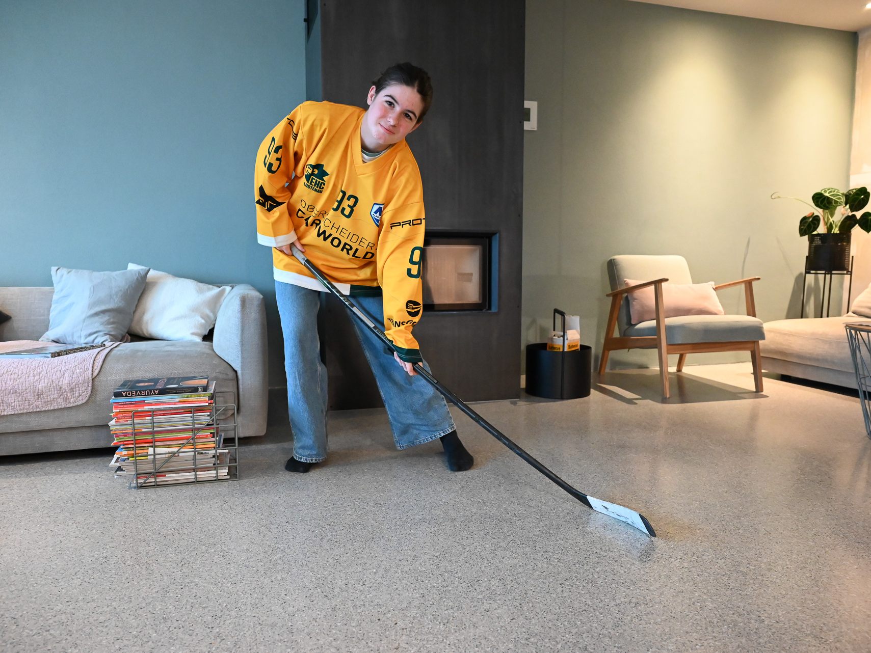 Paula Hollenstein (12) behauptet sich im männerdominierten Eishockey-Sport. Sie hat den Sprung ins Damen-Nationalteam der U14 geschafft. Paula Hollenstein (12) behauptet sich im männerdominierten Eishockey-Sport. Sie hat den Sprung ins Damen-Nationalteam der U14 geschafft.