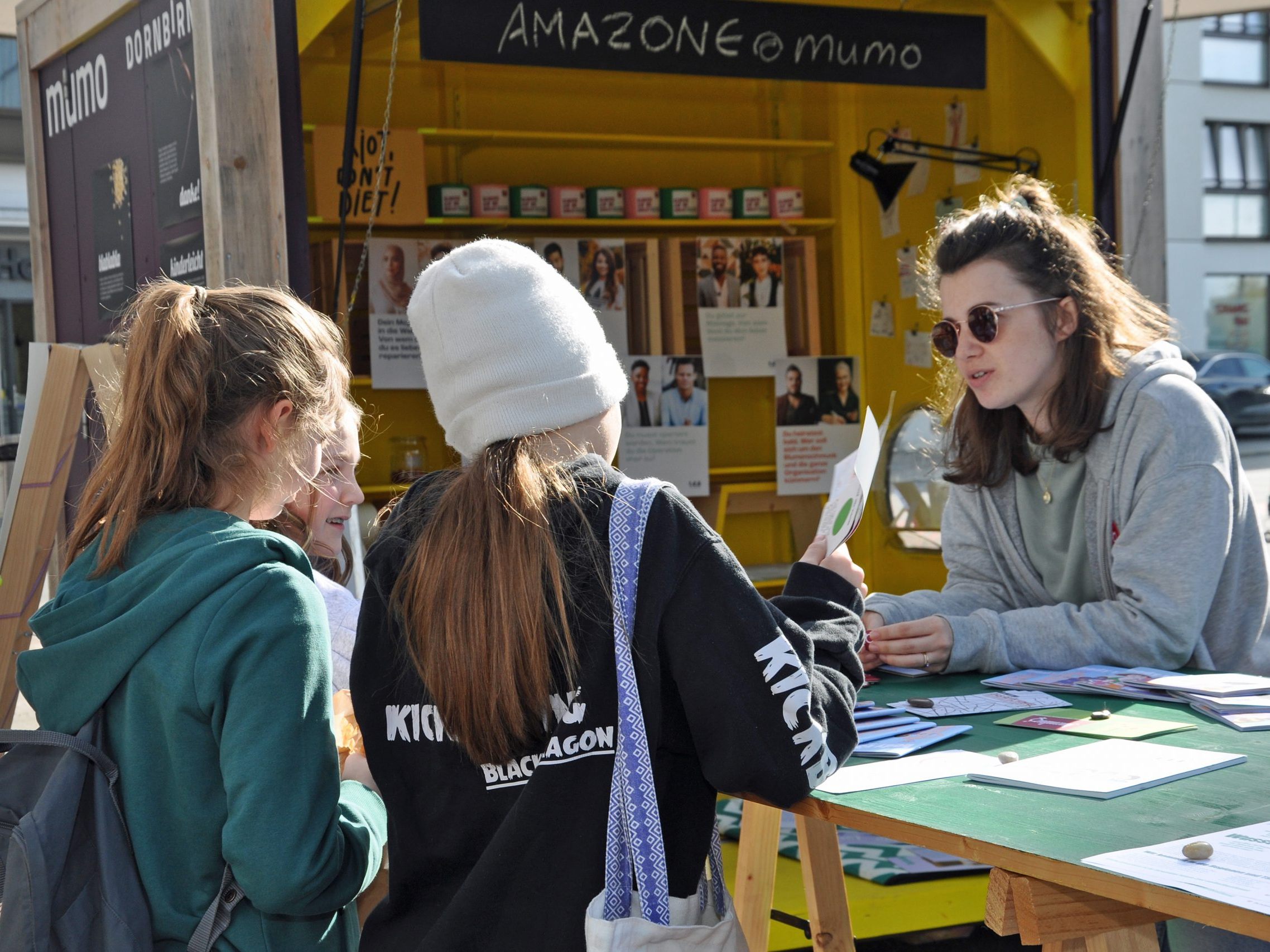Junge Passantinnen nutzten die Gelegenheit sich über die Angebote des Vereins Amazone zu informieren.