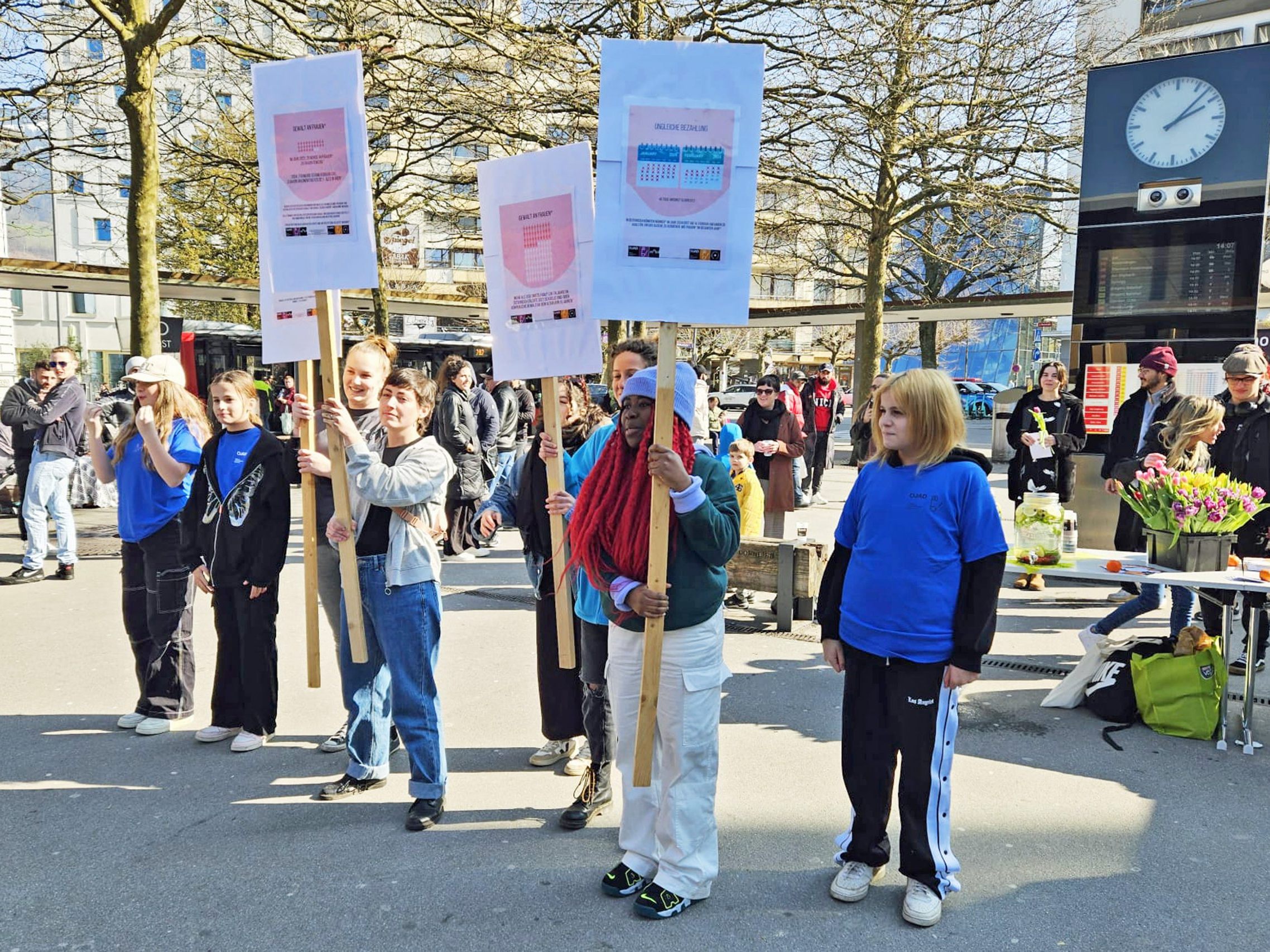 Mit ihrer Aktion setzten der Mädchen*treff und die mobile Jugendarbeit der Offenen Jugendarbeit Dornbirn ein Zeichen für mehr Gleichberechtigung und gegen Diskriminierungen. Mit ihrer Aktion setzten der Mädchen*treff und die mobile Jugendarbeit der Offenen Jugendarbeit Dornbirn ein Zeichen für mehr Gleichberechtigung und gegen Diskriminierungen.