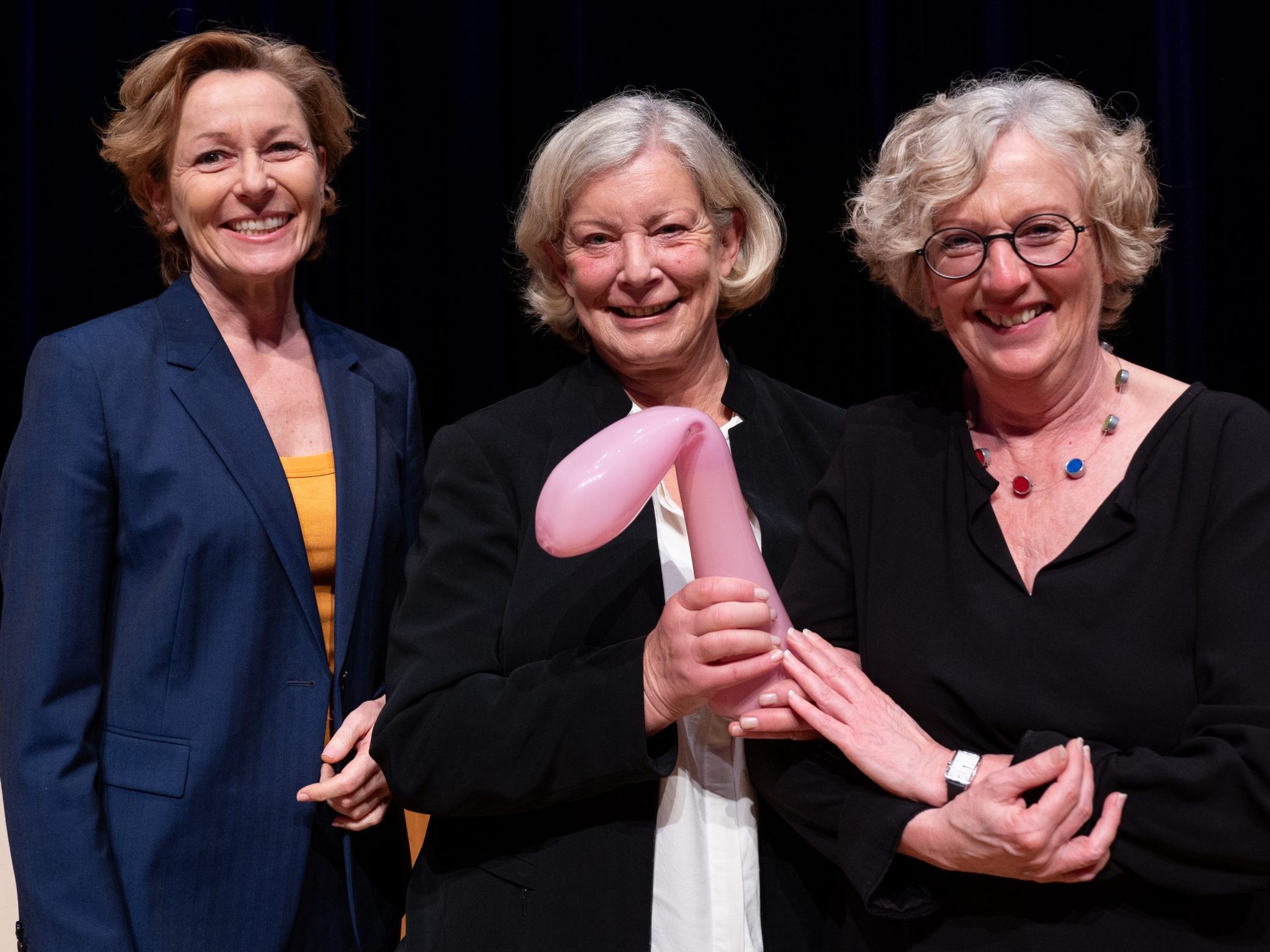 Landesrätin Martina Rüscher, Preisträgerin Gabriele Sprickler-Falschlunger und Landesrätin Katharina Wiesflecker.