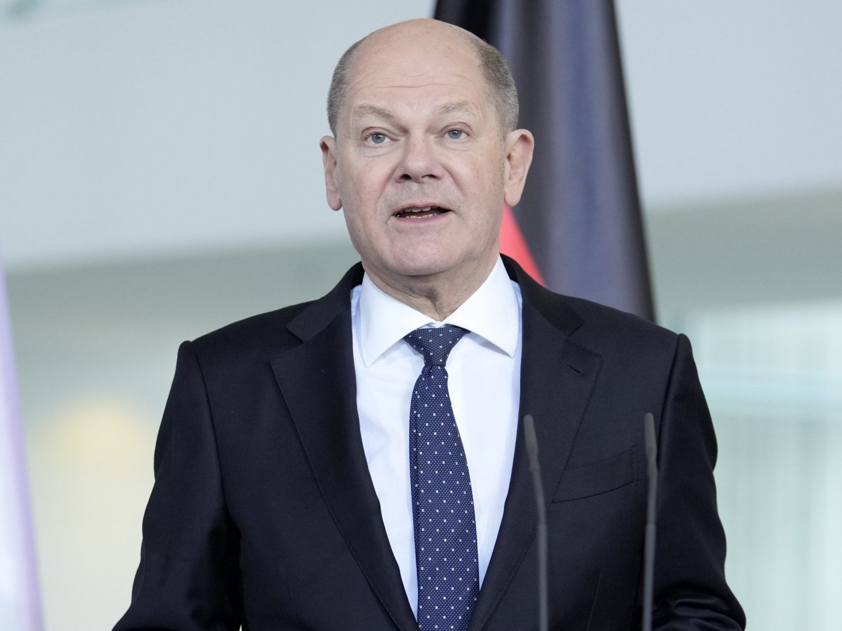 Deutschlands Kanzler Olaf Schulz kündigt an, mehr Waffen für die Ukraine beschaffen zu wollen.