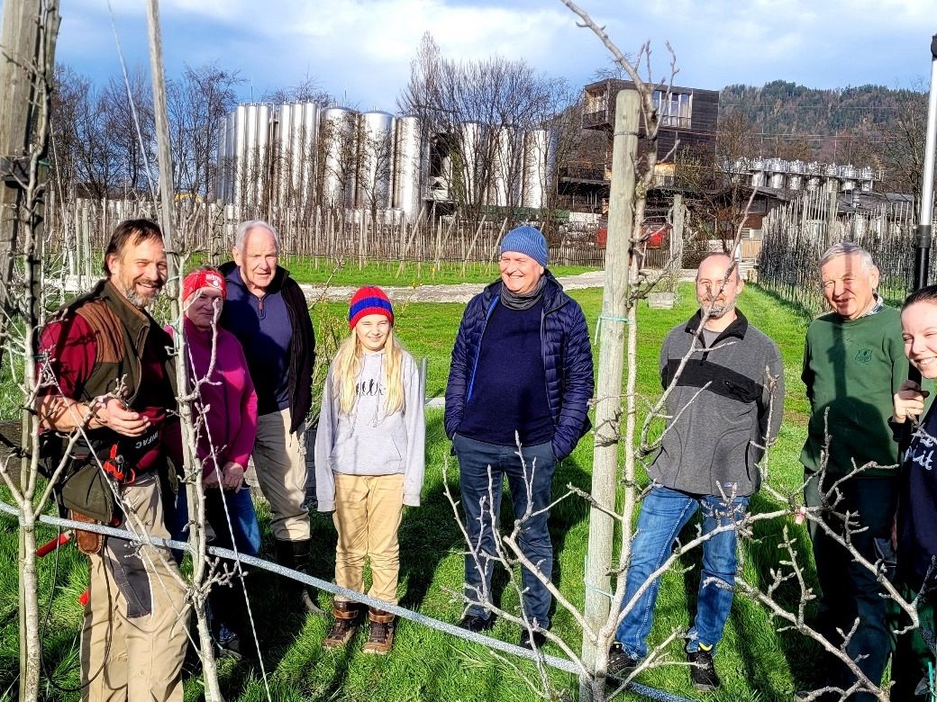 Unter dem Motto „Gesunde Bäume – reiche Ernte“ trafen sich interessierte Obstbaumbesitzer im Obsthof Leiblachtal zu einem professionell geleiteten Baumschnittkurs Unter dem Motto „Gesunde Bäume – reiche Ernte“ trafen sich interessierte Obstbaumbesitzer im Obsthof Leiblachtal zu einem professionell geleiteten Baumschnittkurs