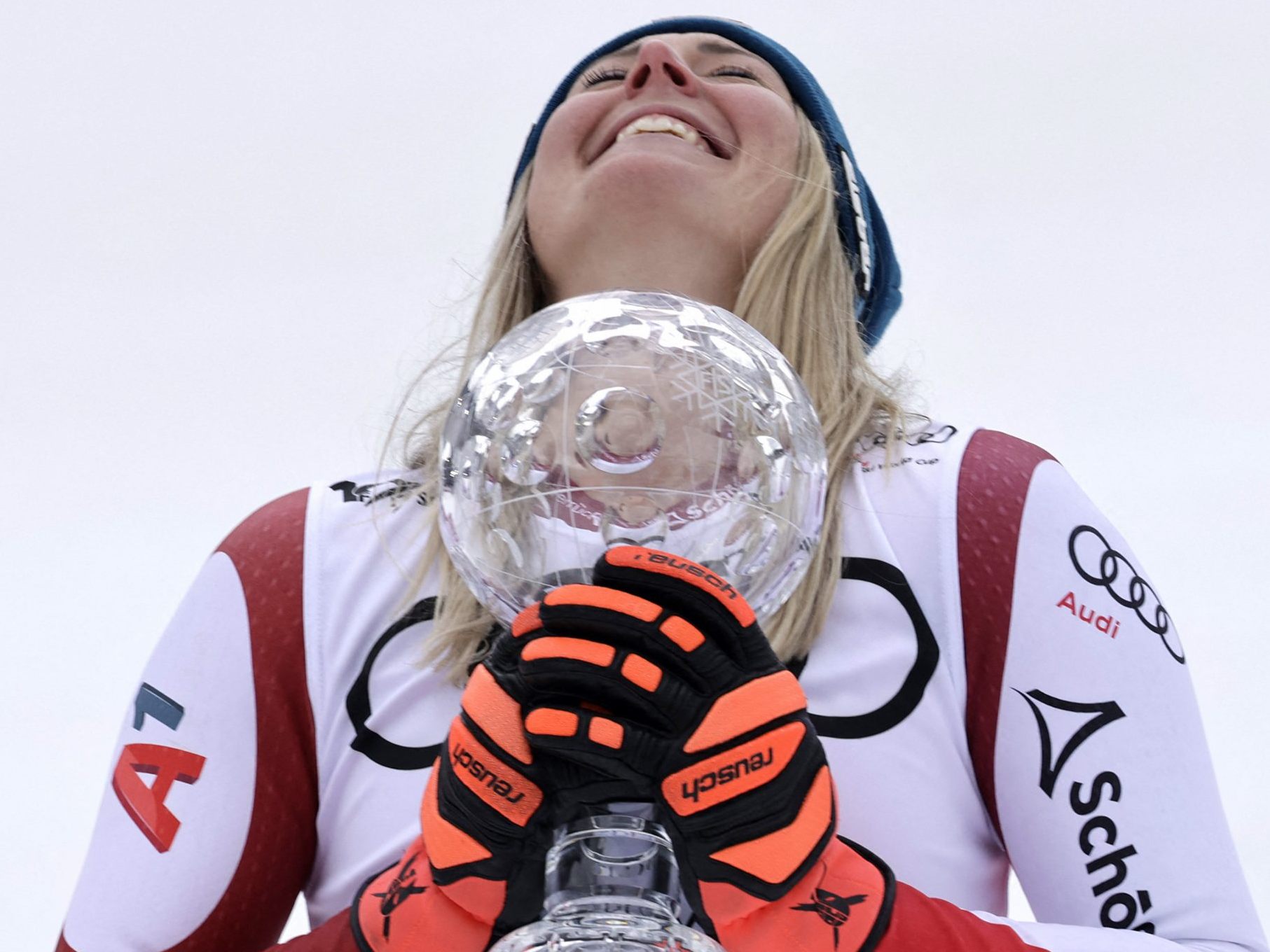 Cornelia Hütter jubelt über den sieg in der Abfahrt und den Gewinn der Kristallkugel. Cornelia Hütter jubelt über den sieg in der Abfahrt und den Gewinn der Kristallkugel.