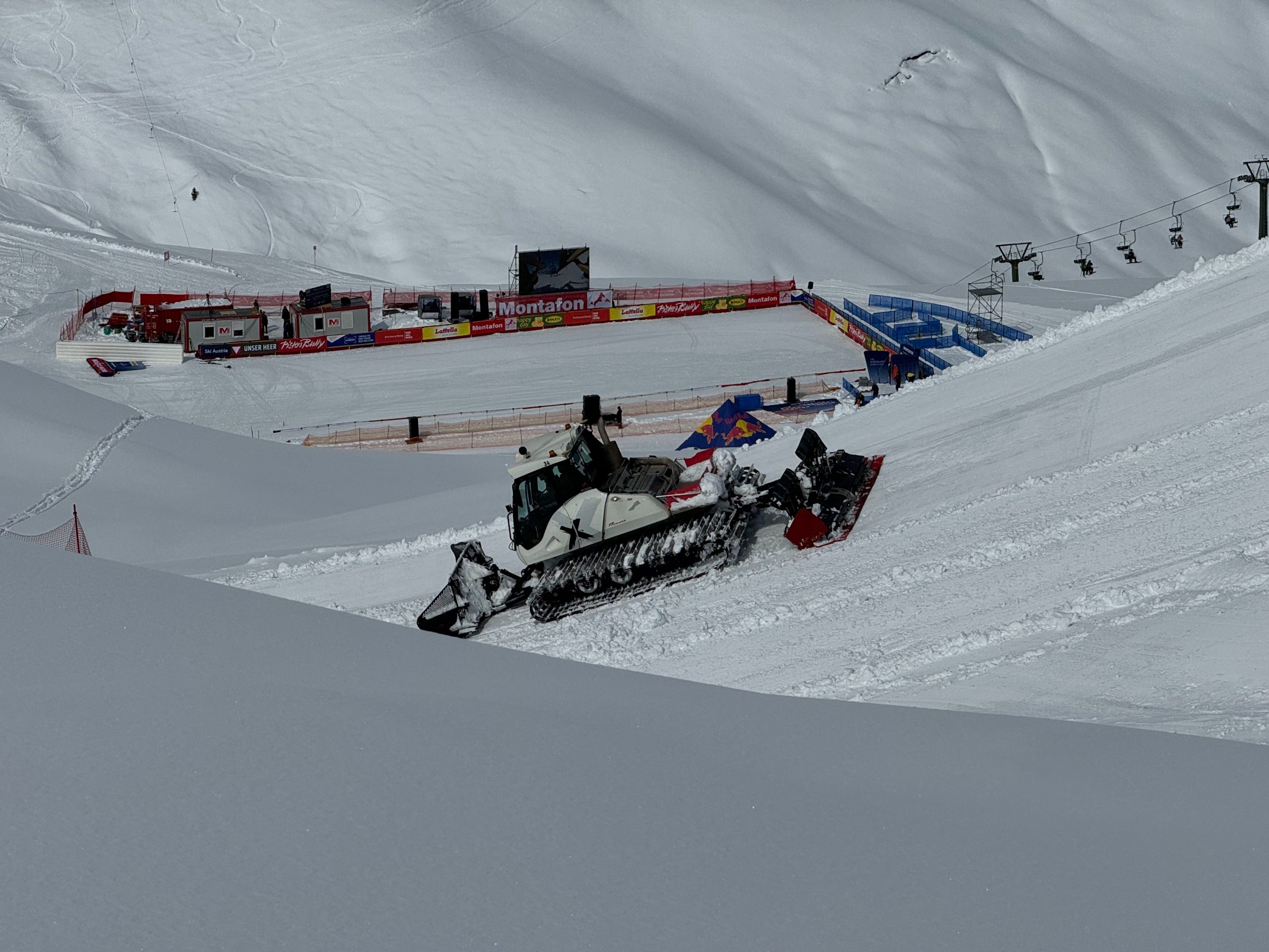 Die Pistenbullys laufen auf Hochtouren. Die Pistenbullys laufen auf Hochtouren.