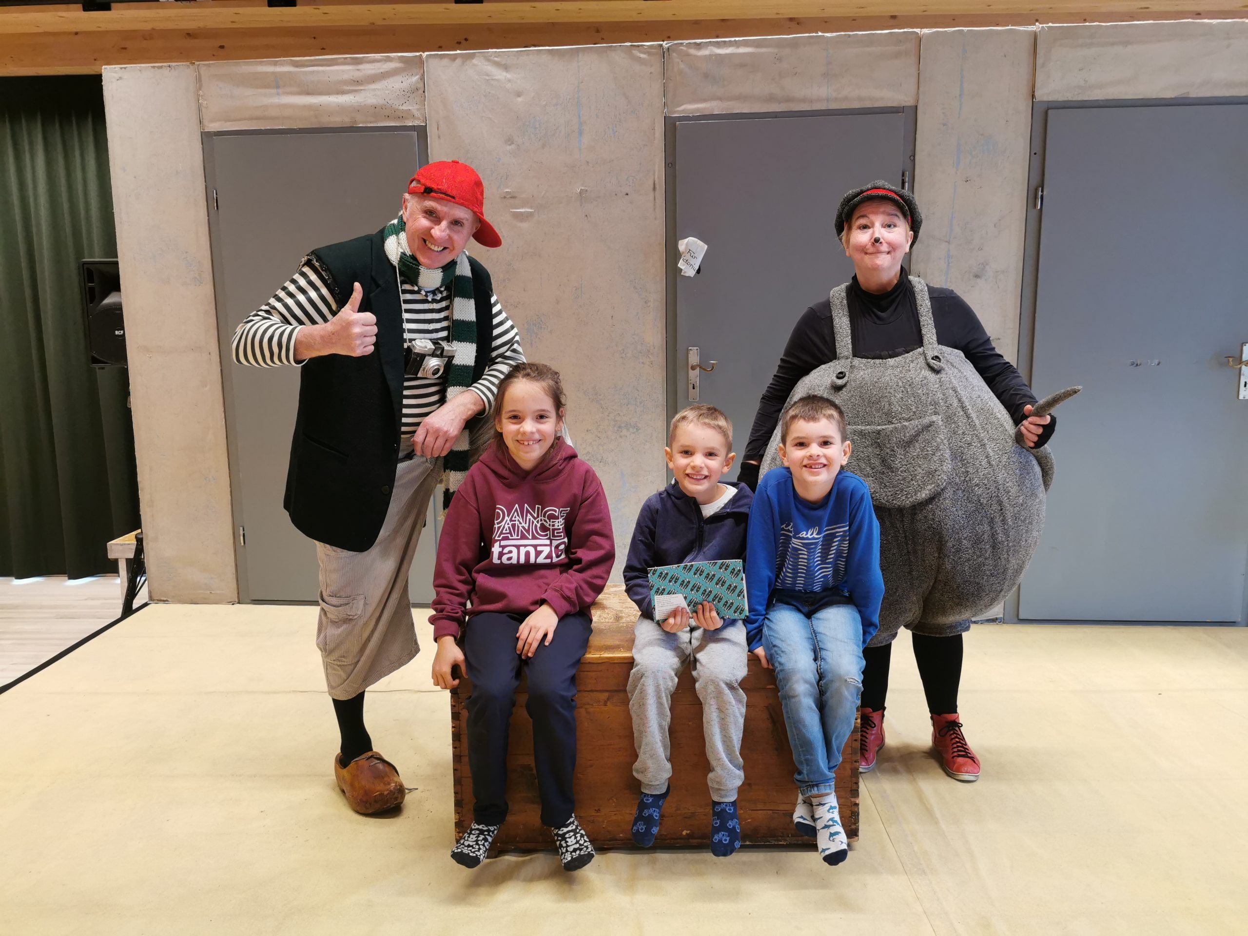 Ein Gemeinschaftsfoto mit dem Duo "Die Stromer" gab es für die Kinder natürlich auch noch