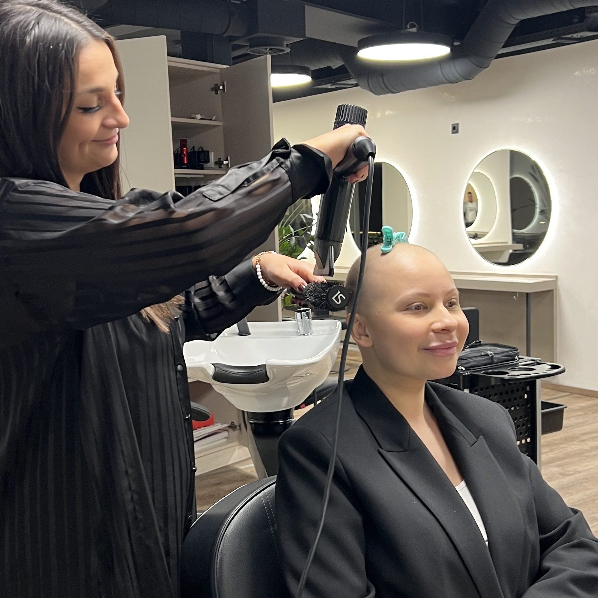 Blowout beim Friseur: Ihren Humor hat sie nie verloren. Blowout beim Friseur: Ihren Humor hat sie nie verloren.