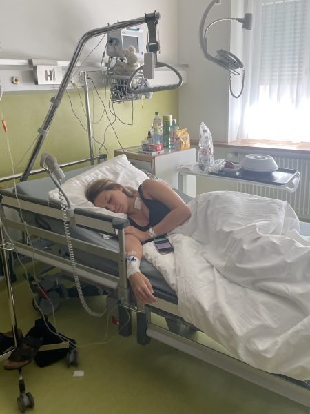 Sara bei ihrer ersten Chemotherapie. "Ich hatte keine Kraft für gar nichts". 