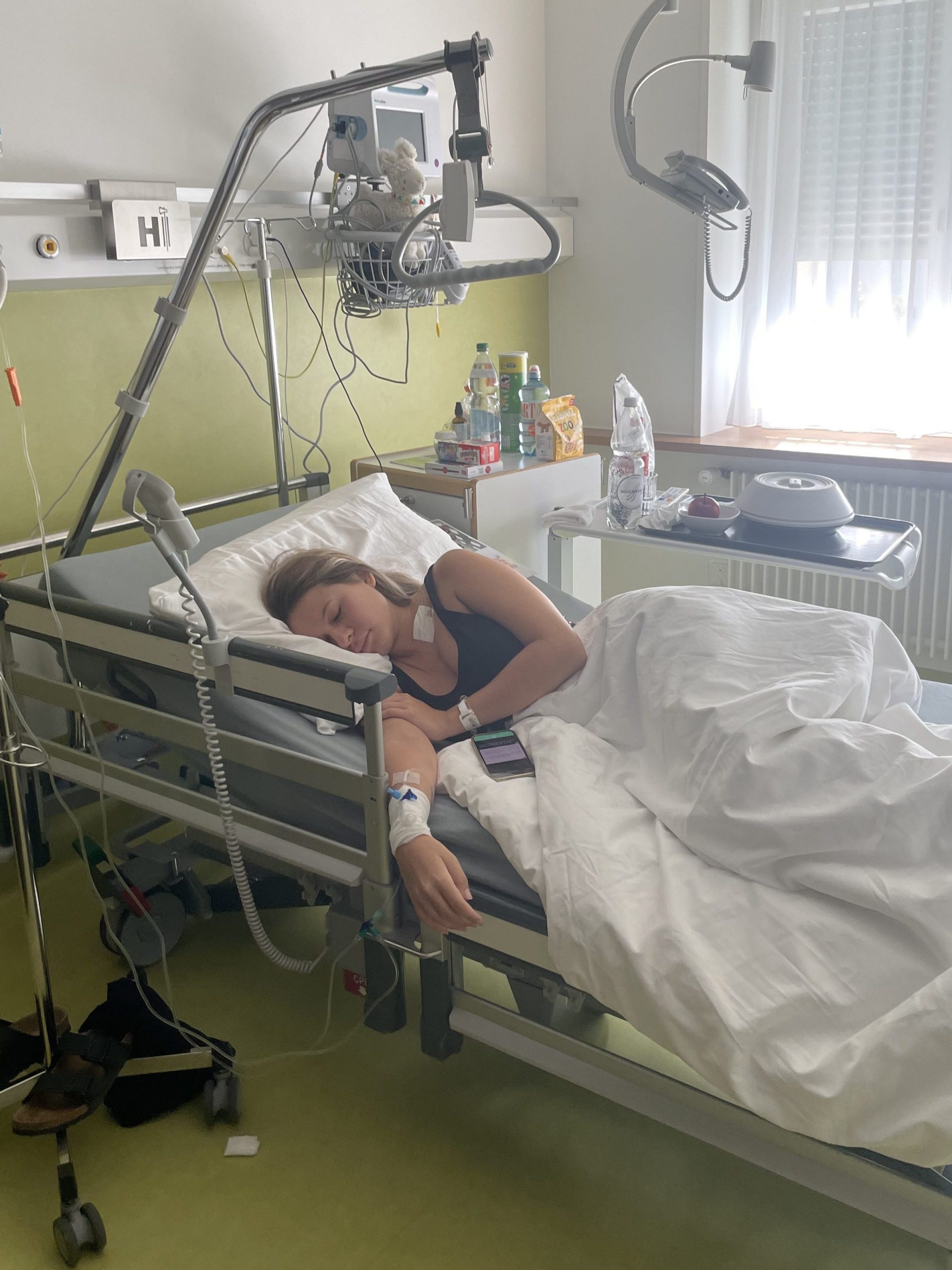 Sara bei ihrer ersten Chemotherapie. "Ich hatte keine Kraft für gar nichts". Sara bei ihrer ersten Chemotherapie. "Ich hatte keine Kraft für gar nichts".