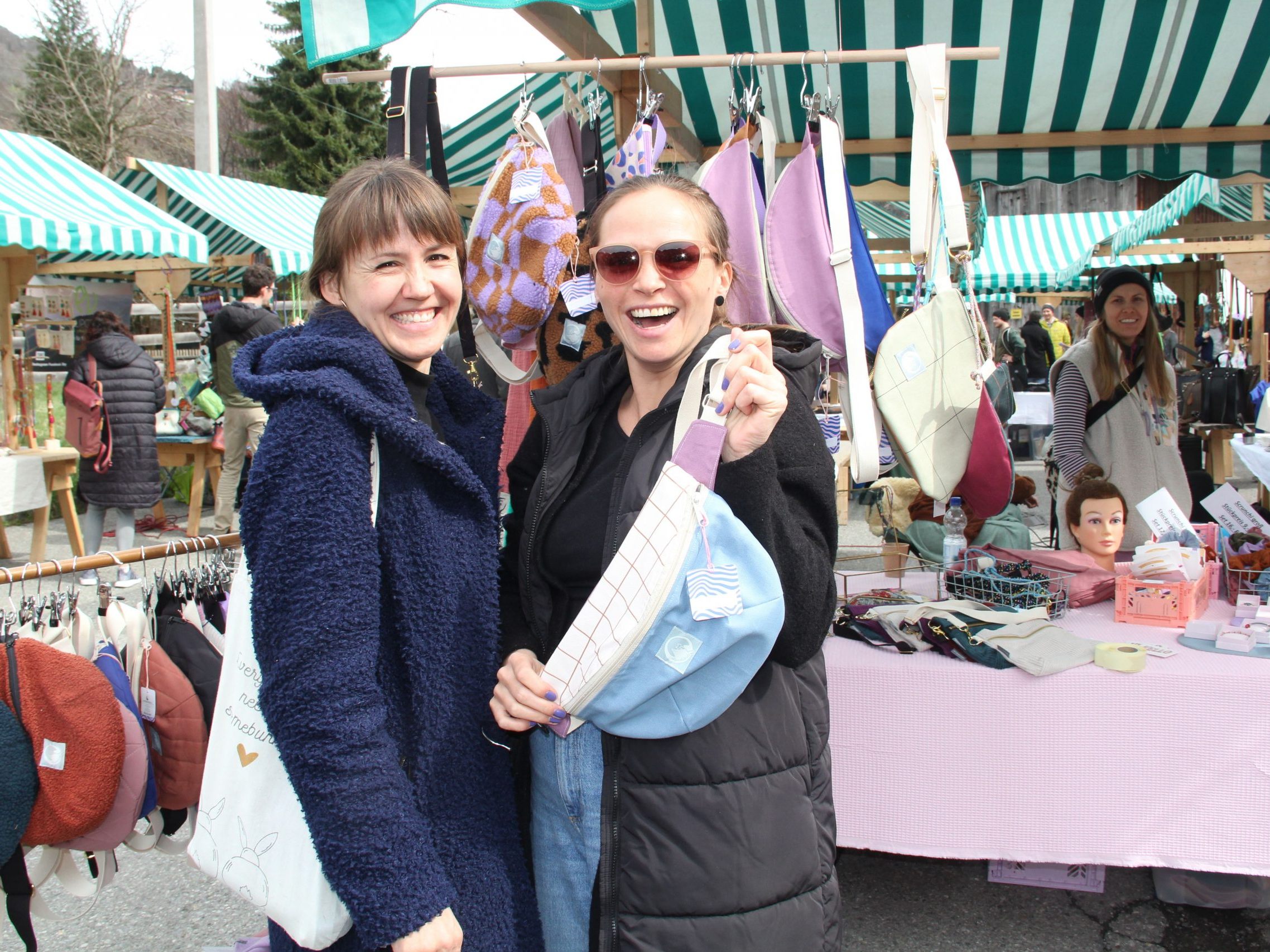Patricia und Judith interessierten sich für die ausgefallenen Bauchtaschen von Alpenkätzchen. Patricia und Judith interessierten sich für die ausgefallenen Bauchtaschen von Alpenkätzchen.