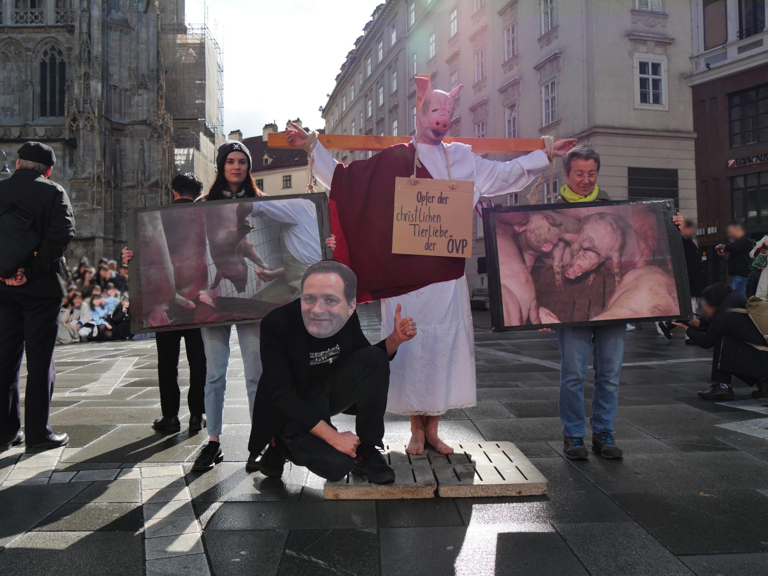 Der VGT hat am Wiener Stephansplatz eine Aktion zum Gründonnerstag durchgeführt. Der VGT hat am Wiener Stephansplatz eine Aktion zum Gründonnerstag durchgeführt.