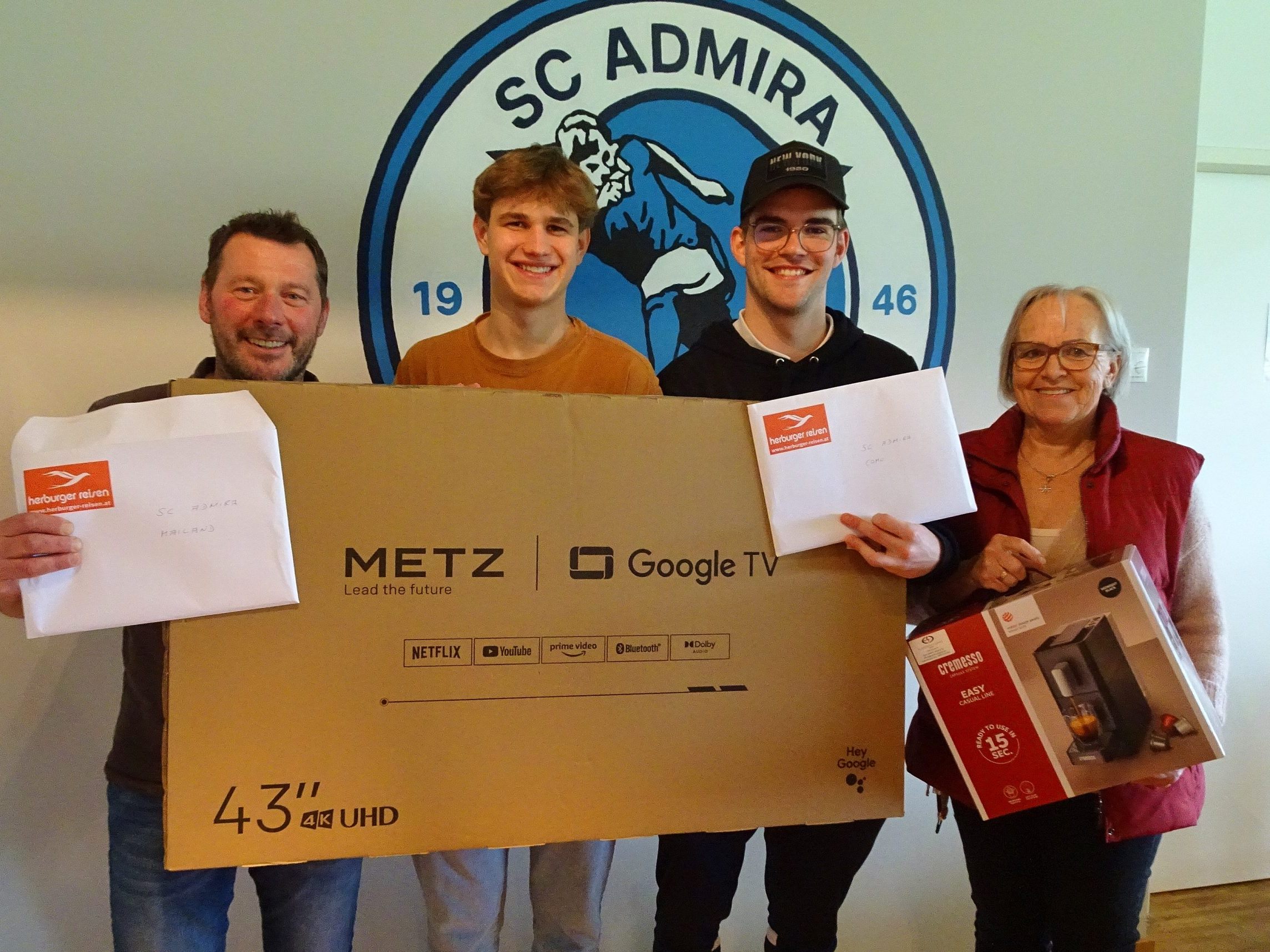 Die stolzen Hauptgewinner beim Admira-Preisjassen Markus Moll, Gabriel Vogel, Jeremy Thurnher und Brigitte Parth. Die stolzen Hauptgewinner beim Admira-Preisjassen Markus Moll, Gabriel Vogel, Jeremy Thurnher und Brigitte Parth.
