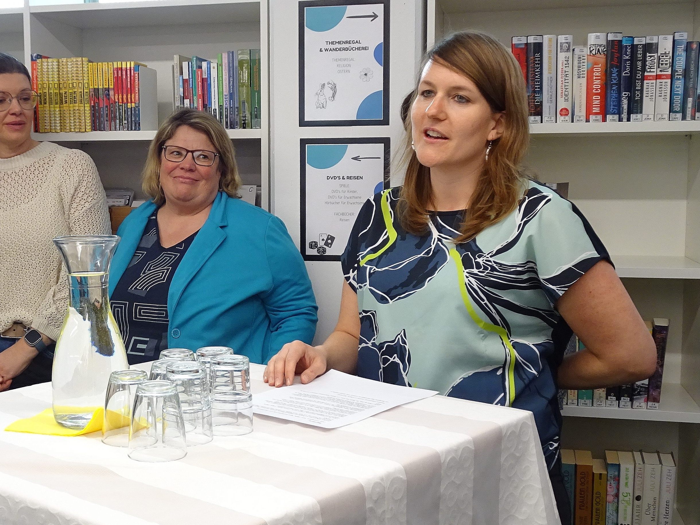 Büchereileiterin Agnes Klotz begrüßte zahlreiche Gäste bei der Wiedereröffnung der Hatler Bibliothek.