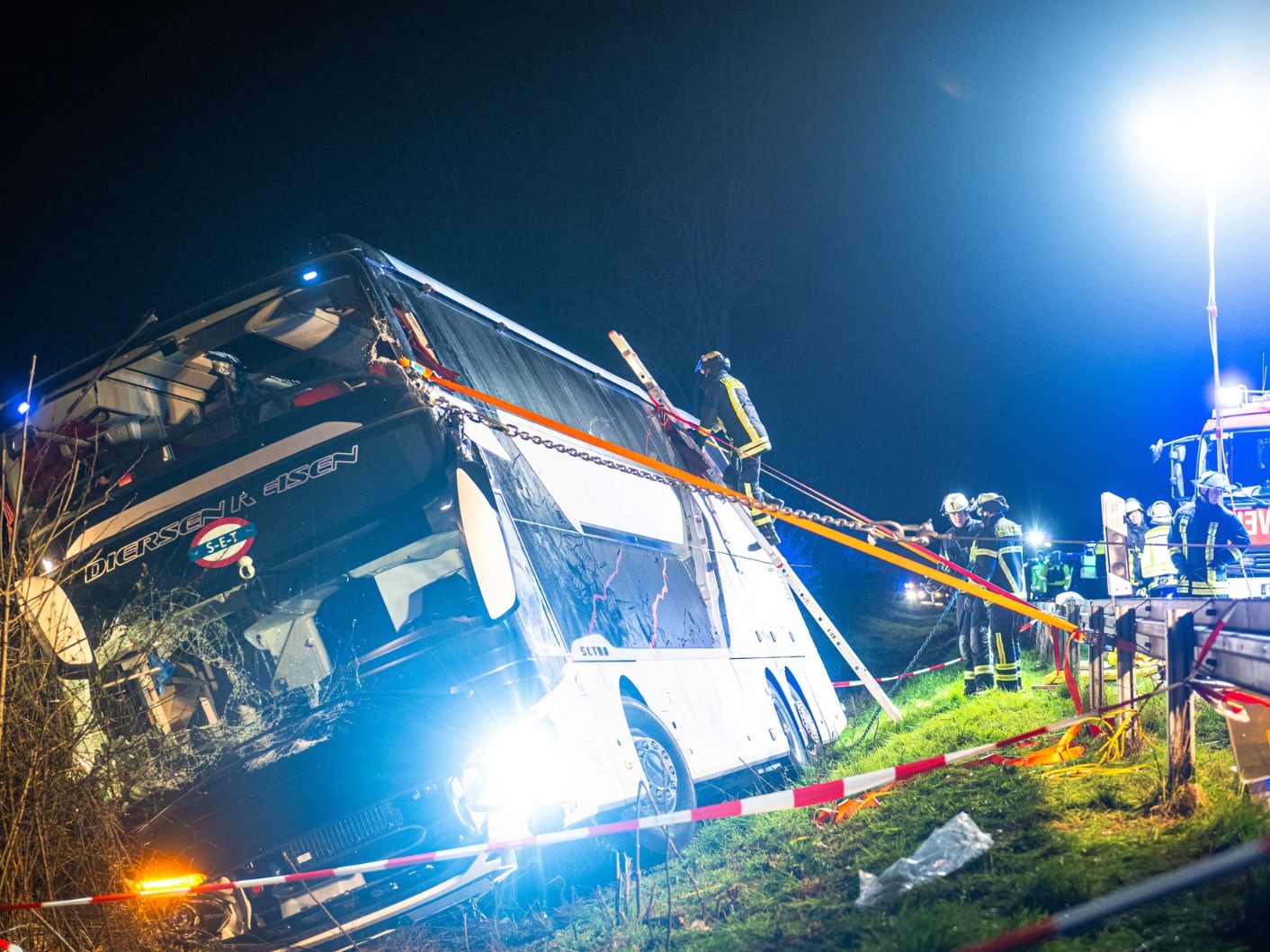 Unfall eines Reisebusses auf der A44 Unfall eines Reisebusses auf der A44