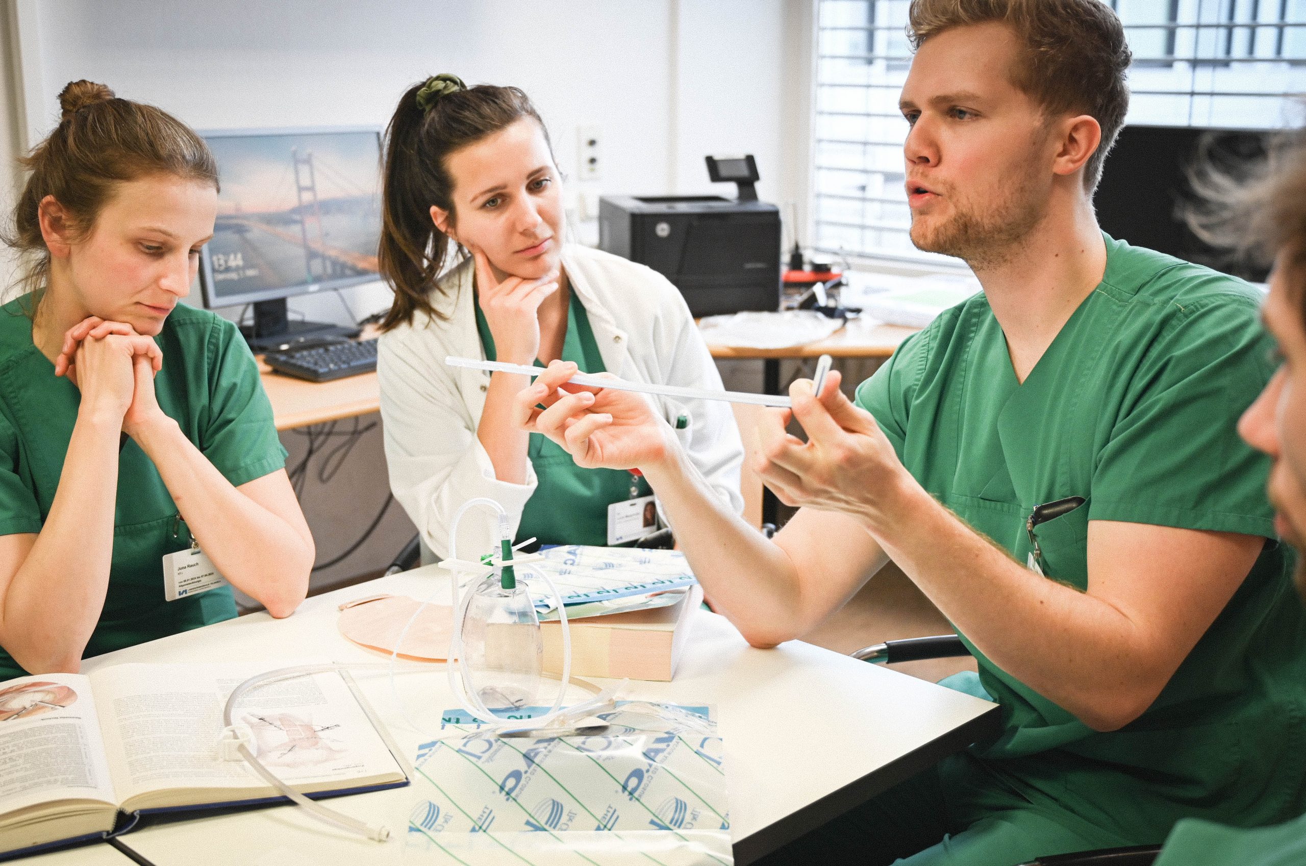Assistenzarzt Dr. Markus Weigl referiert zum Thema ‚Zugänge und offene Wunden‘ vor interessierten Pflegeschüler:innen, Medizinstudent:innen und Turnusärzt:innen.