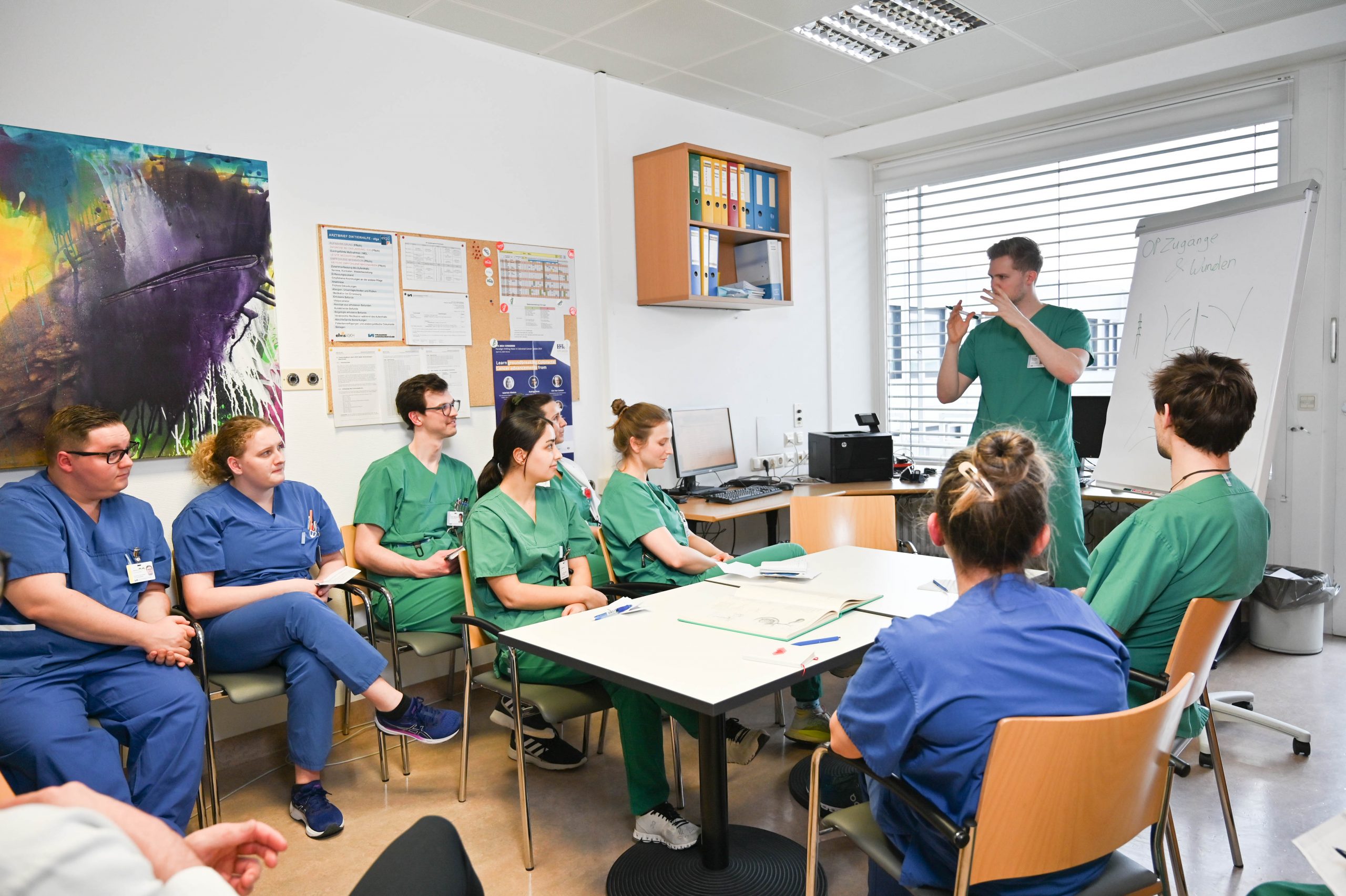 Ein Assistenzarzt und eine Praxisanleiterin leiten das Projekt, das alle zwei Wochen stattfindet und acht bis zehn Auszubildende umfasst. 