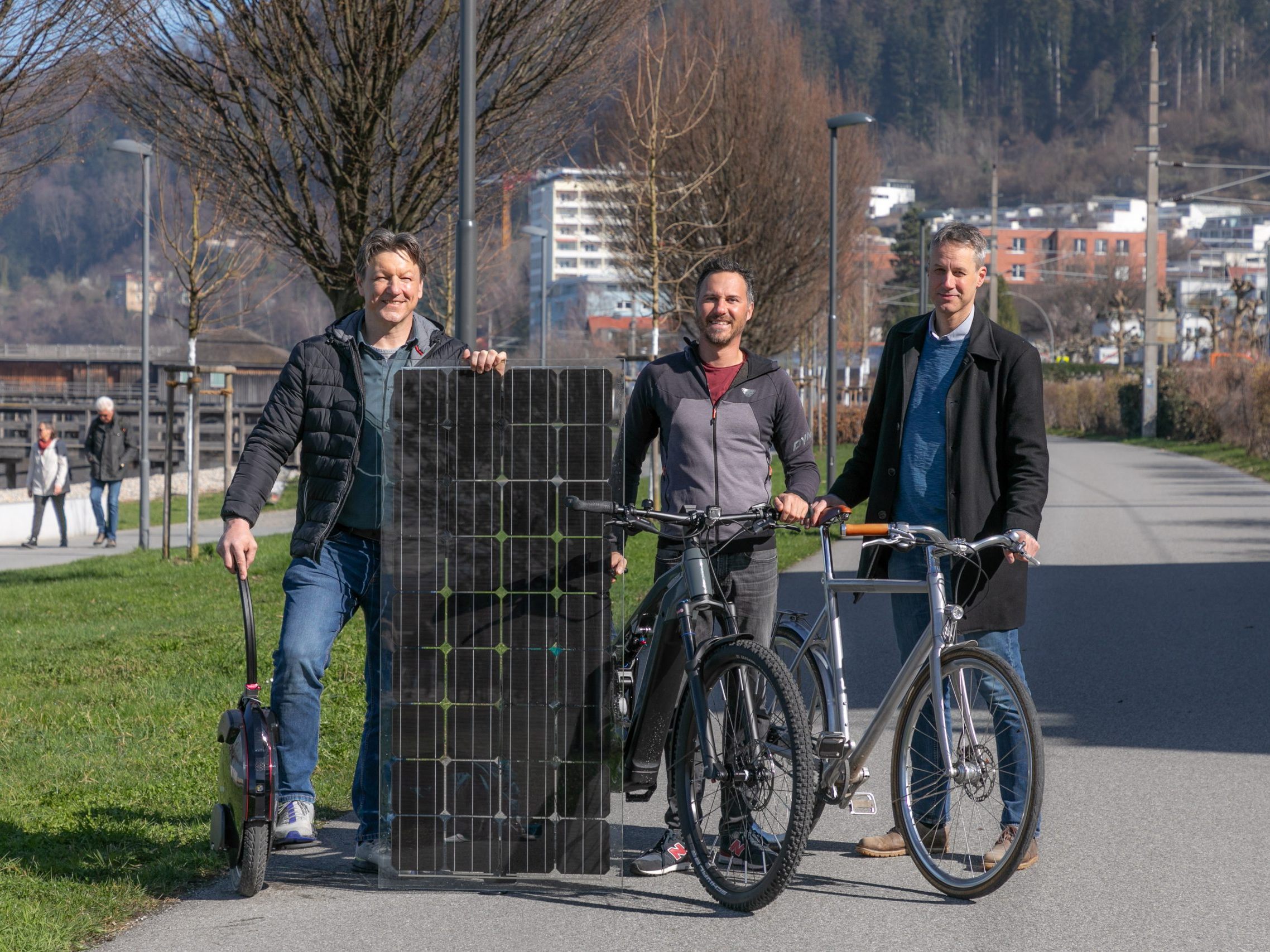Alexander Moosbrugger (mo energy systems), Peter Gschliesser (PR Stromkreis Elektrotechnik GmbH) und Gerold Strehle (Büro für Architektur und Umweltgestaltung) präsentieren eine kosteneffiziente Lösung für PV-Radwege.