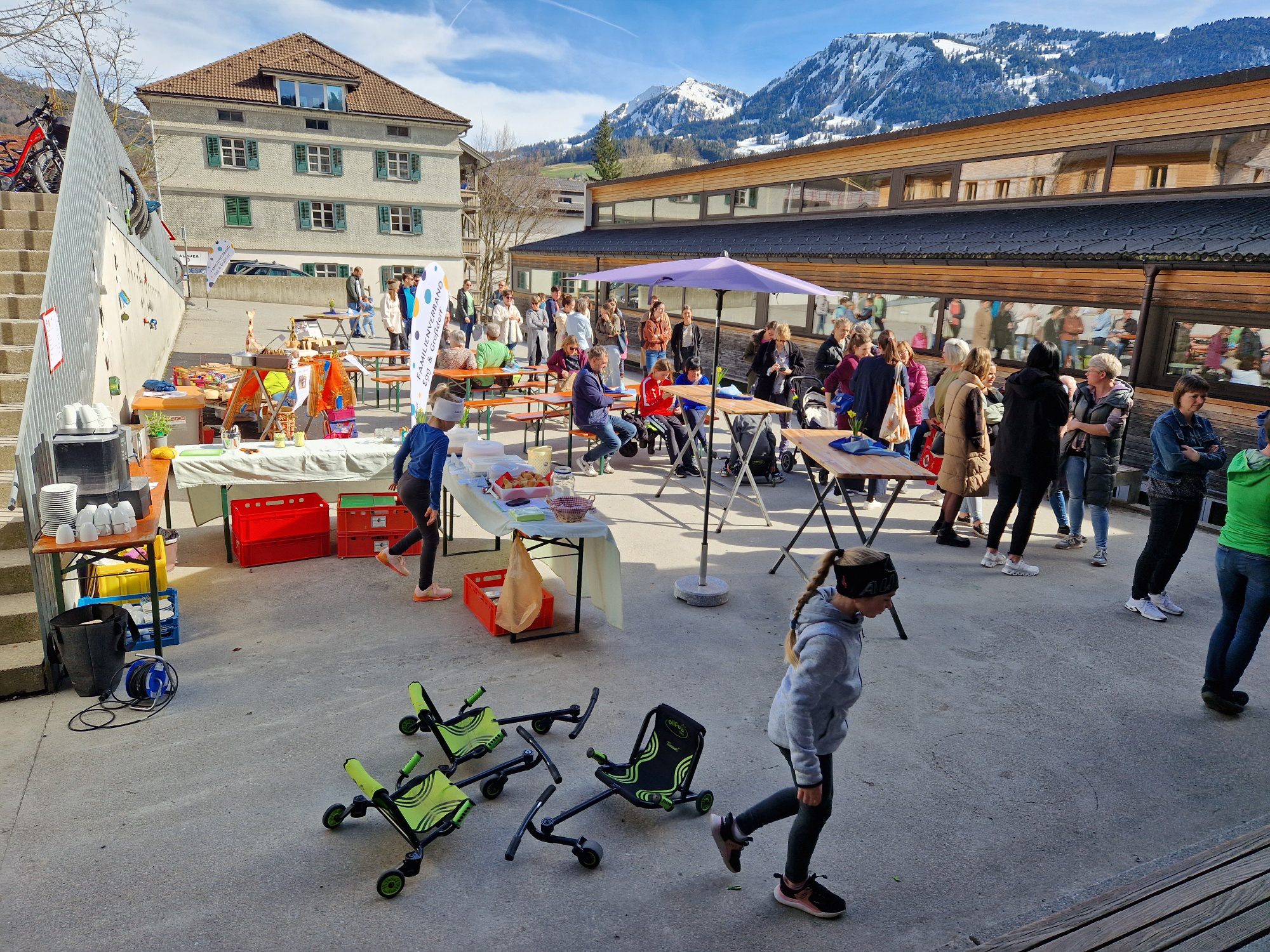 Schon vor dem offiziellen Verkaufsstart warteten viele BesucherInnen auf den Einlass