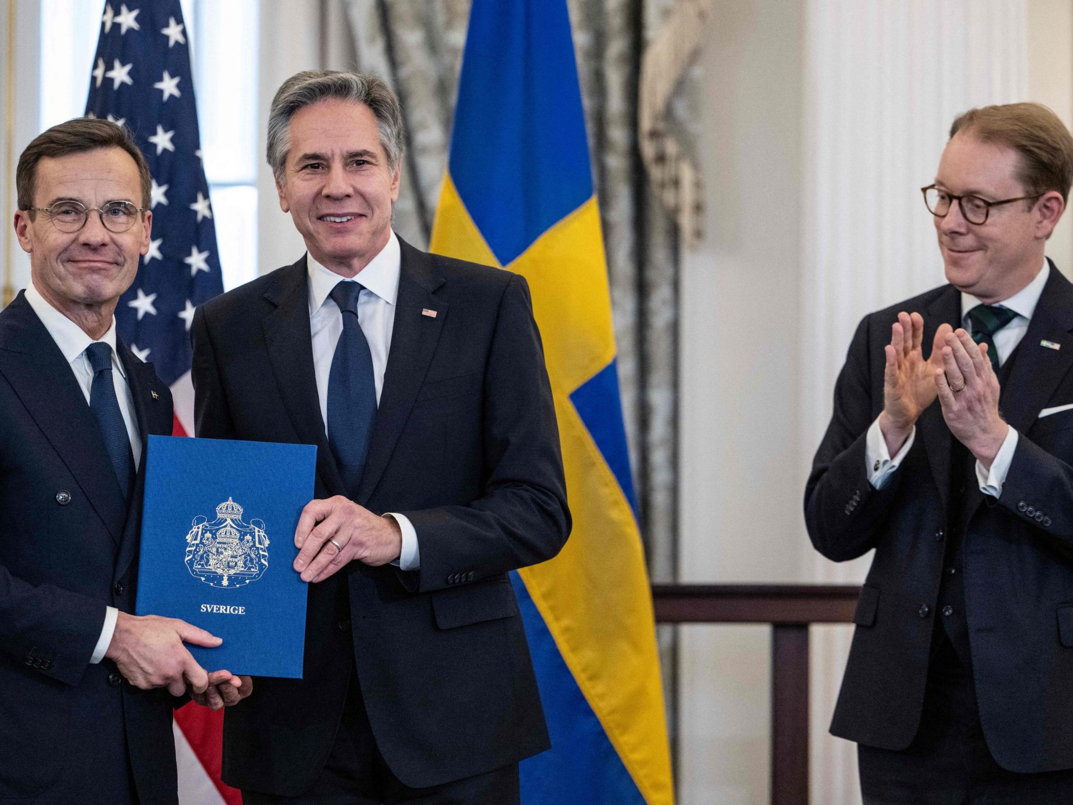 Ministerpräsident Kristersson (l.) übergab Beitrittsurkunde in Washington US-Außenminister Antony Blinken. Ministerpräsident Kristersson (l.) übergab Beitrittsurkunde in Washington US-Außenminister Antony Blinken.
